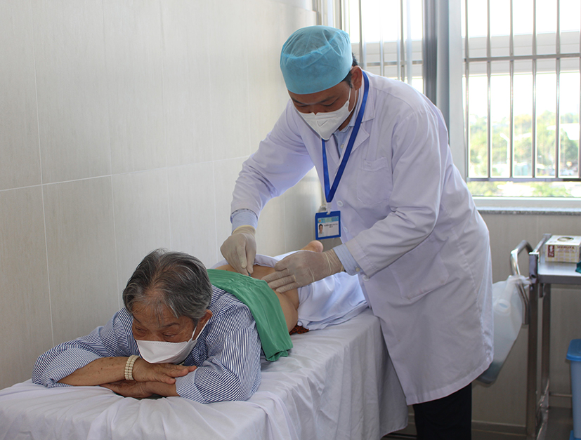 Bà Đỗ Thị Chiến được bác sĩ Nguyễn Minh Phương, Khoa Y học cổ truyền (Bệnh viện Vũng Tàu) cấy chỉ trên vùng lưng.