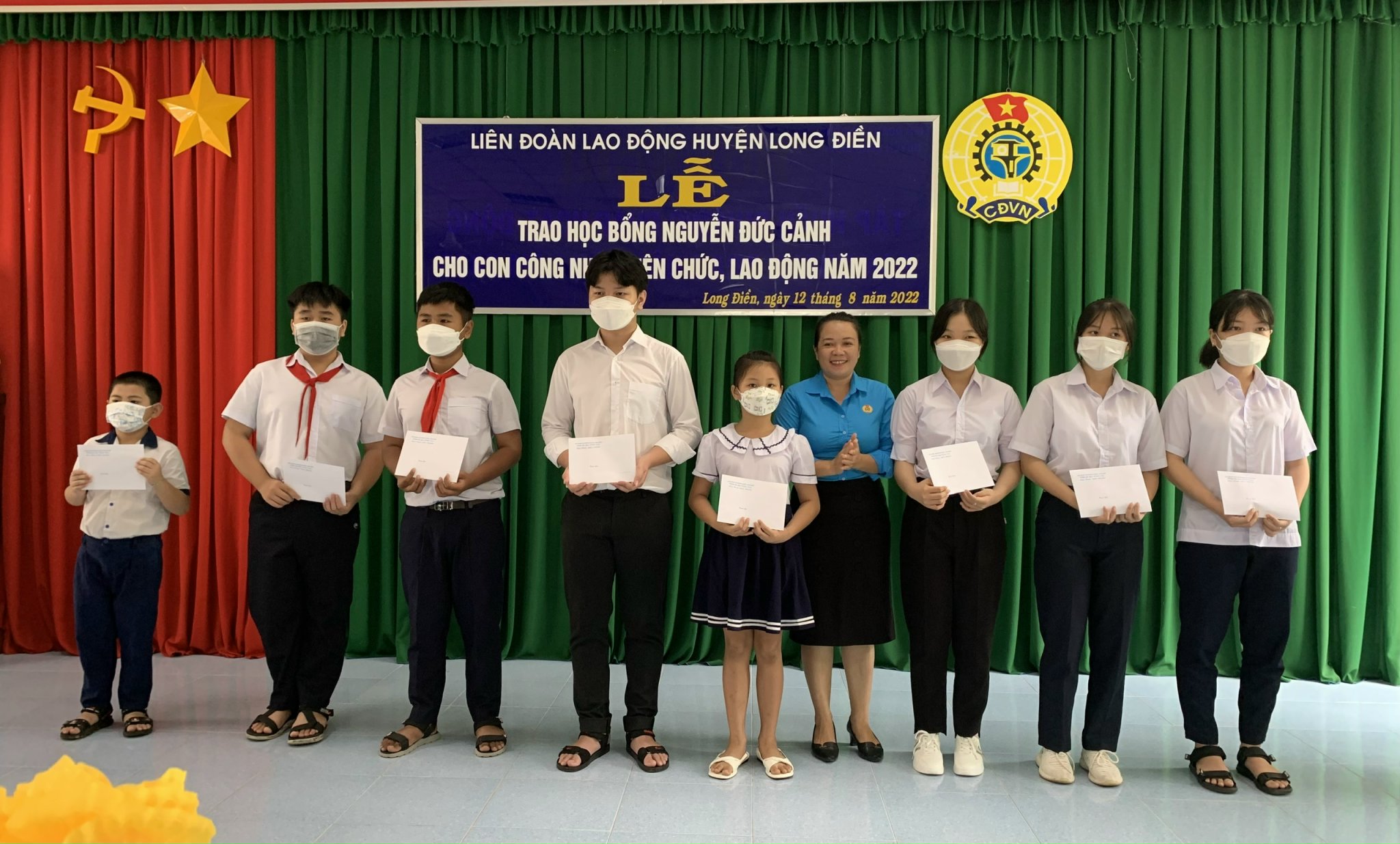 Bà Trịnh Thanh Hoa, Chủ tịch Liên đoàn Lao động huyện Long Điền trao học bổng Nguyễn Đức Cảnh cho các em học sinh.