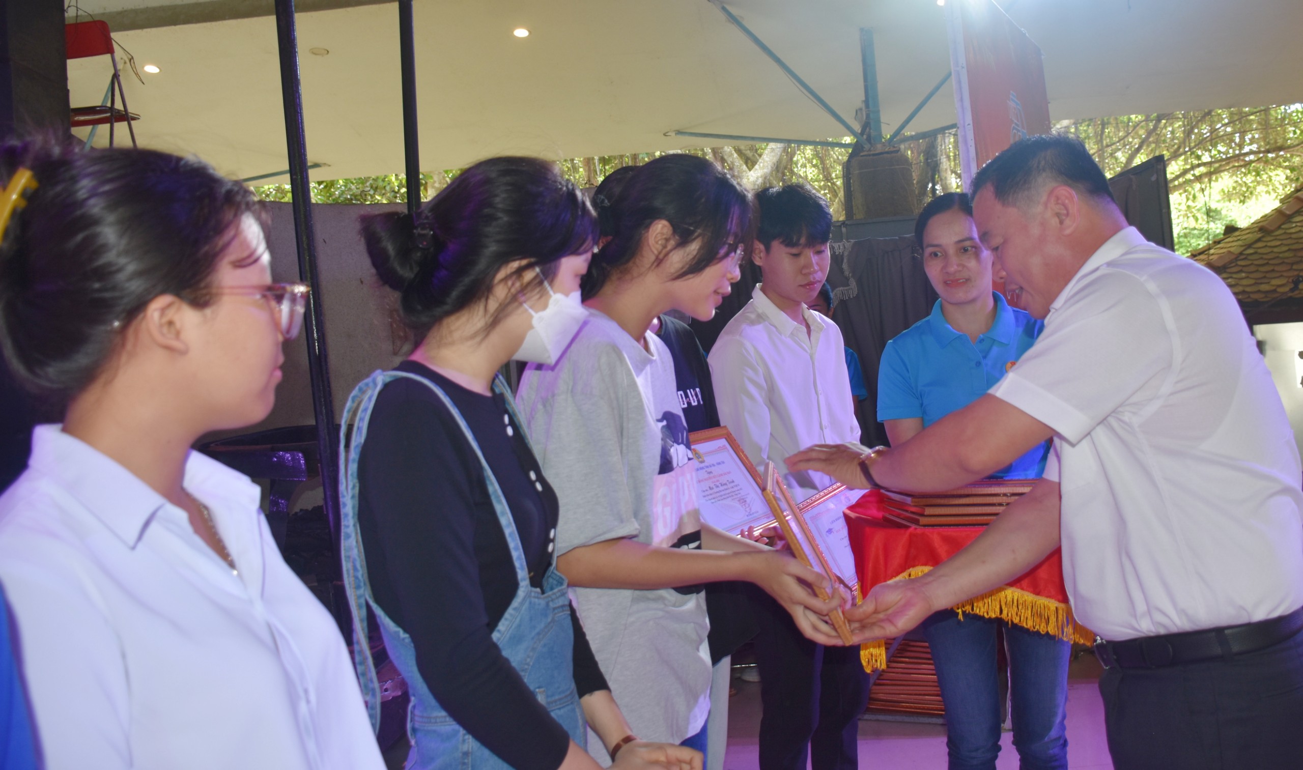 Ông Nguyễn Bá Hùng, Phó Chủ tịch LĐLĐ tỉnh trao tặng học bổng Nguyễn Đức Cảnh cho con CNVC-LĐ