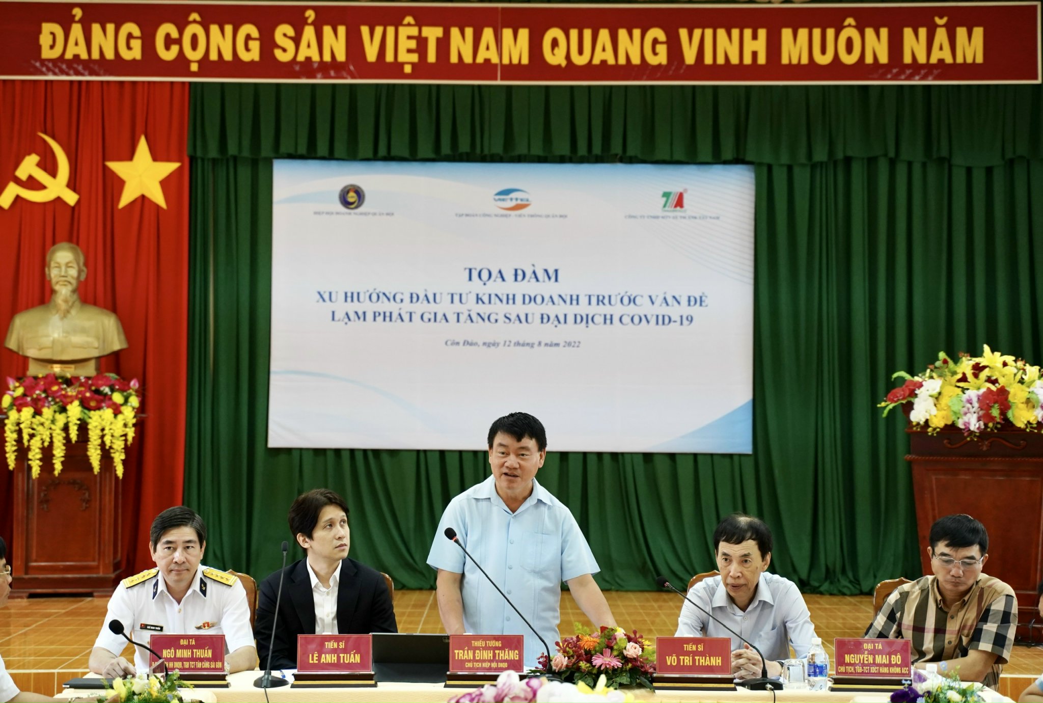 Thiếu tướng, Tiến sĩ Trần Đình Thăng, Cục trưởng Cục Kinh tế, Bộ Quốc phòng, Chủ tịch Hiệp hội Doanh nghiệp quân đội phát biểu tại buổi tọa đàm.