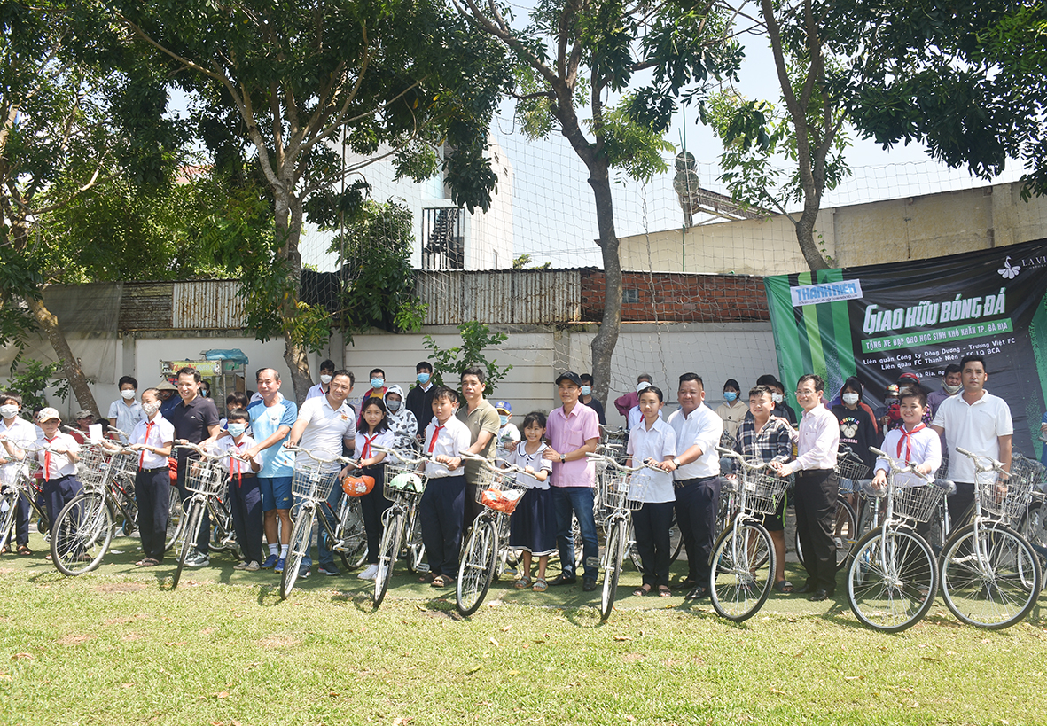 Đại diện Báo Thanh Niên và các DN, mạnh thường quân tặng xe đạp cho các em HS có hoàn cảnh khó khăn.