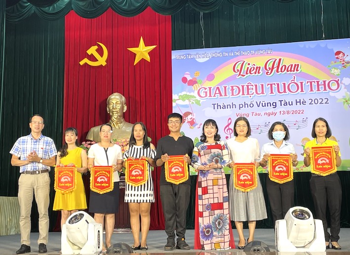 Ban Tổ chức Liên hoan giai điệu tuổi thơ năm 2022 tặng cờ cho các đội thi.