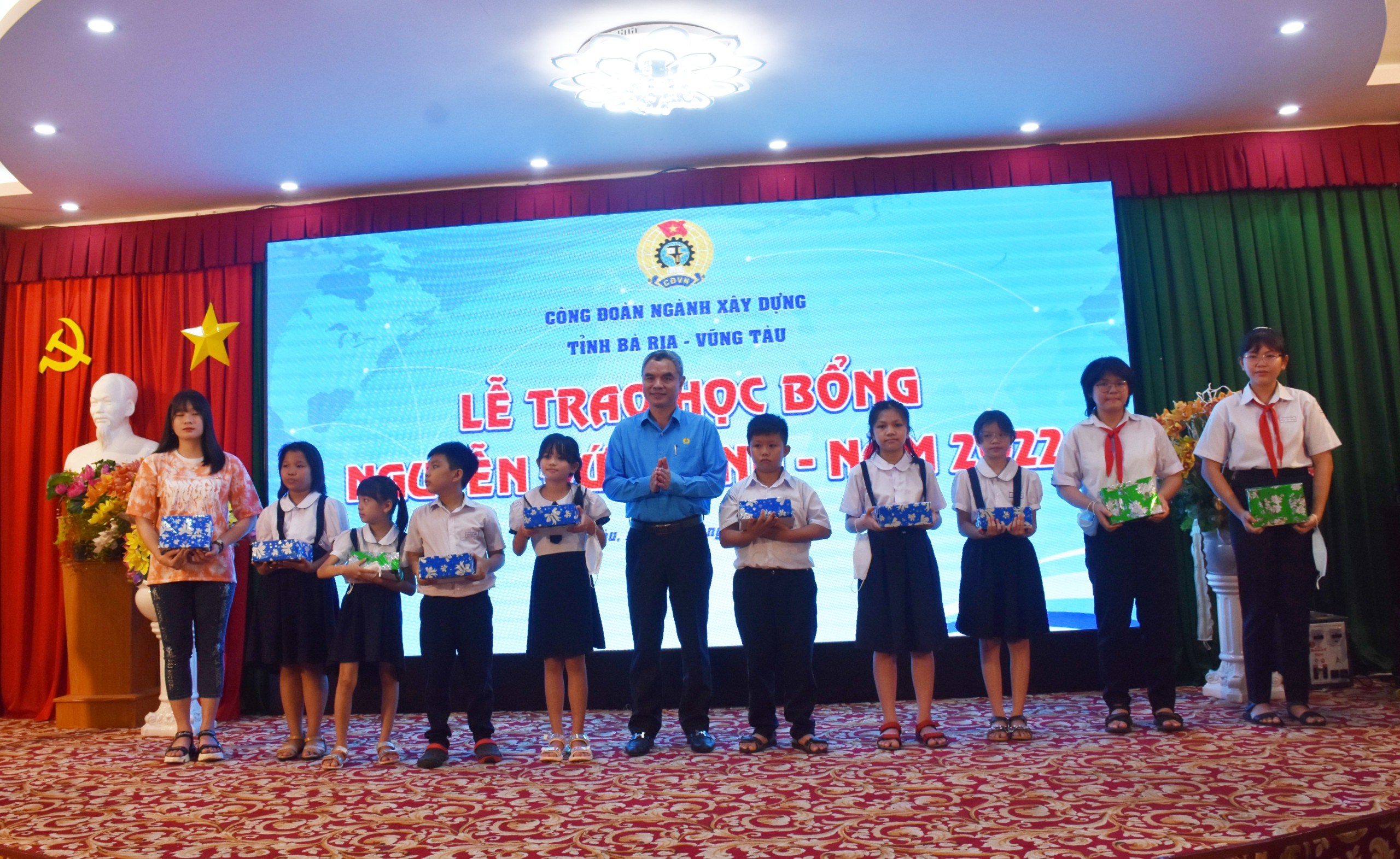 Ông Mai Trung Hưng, Phó Giám đốc Sở Xây dựng, Chủ tịch Công đoàn ngành Xây dựng  trao học bổng cho các em học sinh