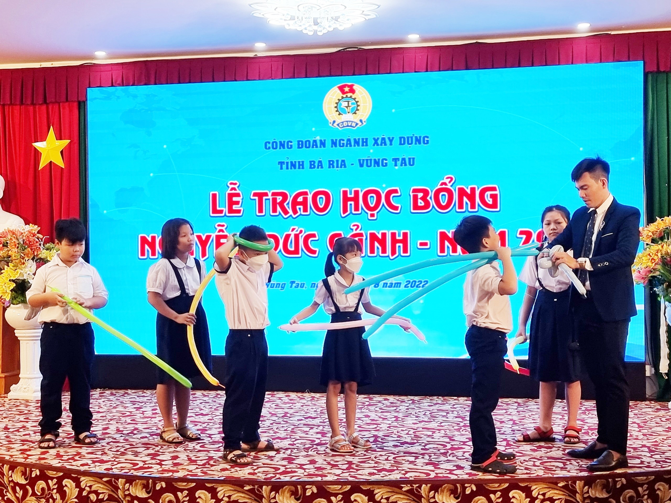 Các em háo hức tham gia trò chơi vận động 