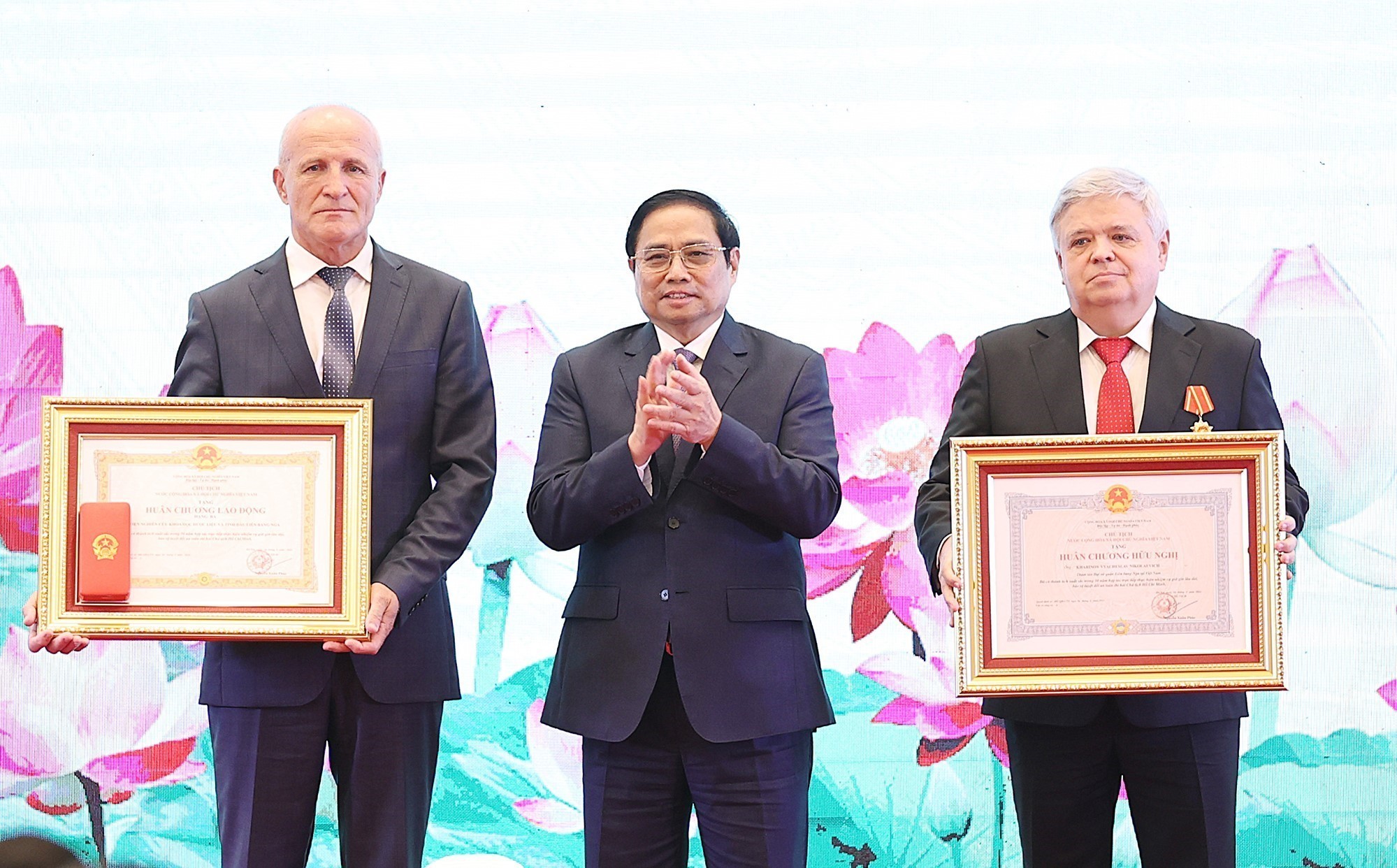 Thủ tướng Phạm Minh Chính trao Huân chương Lao động hạng Ba cho Viện Nghiên cứu khoa học dược liệu, tinh dầu Liên bang Nga và Huân chương Hữu nghị cho tham tán Đại sứ quán Liên bang Nga tại Việt Nam. Ảnh: DƯƠNG GIANG