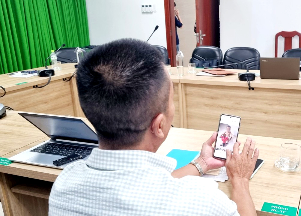 Anh V.V.Đ. (SN 1977, ngụ phường 11, TP. Vũng Tàu) hạnh phúc khoe hình con trai khỏe mạnh, không bị lây nhiễm HIV từ cha mẹ.