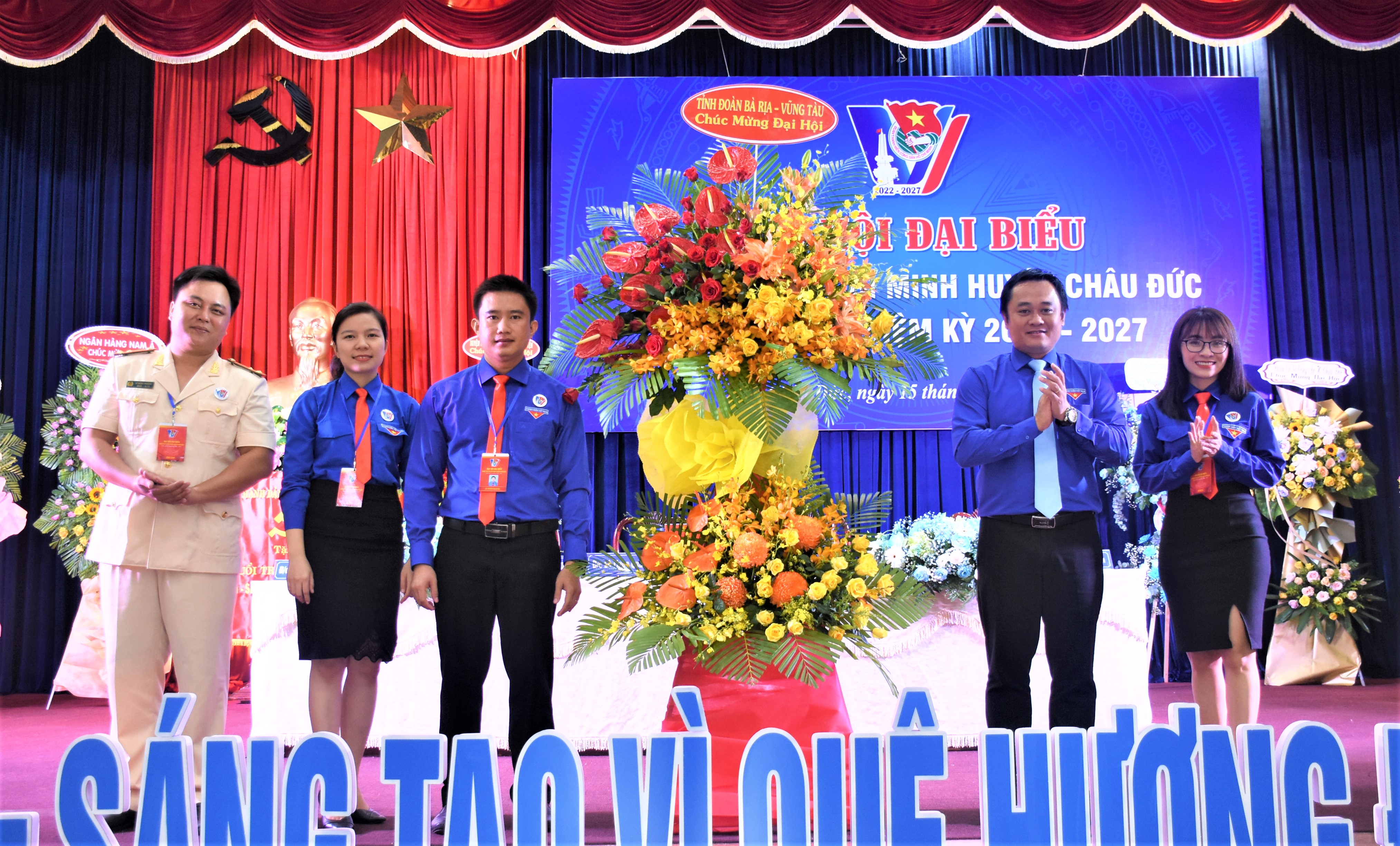 Ban chấp hành Tỉnh Đoàn tặng hoa chúc mừng Đại hội Đoàn TNCS Hồ Chí Minh huyện Châu Đức.