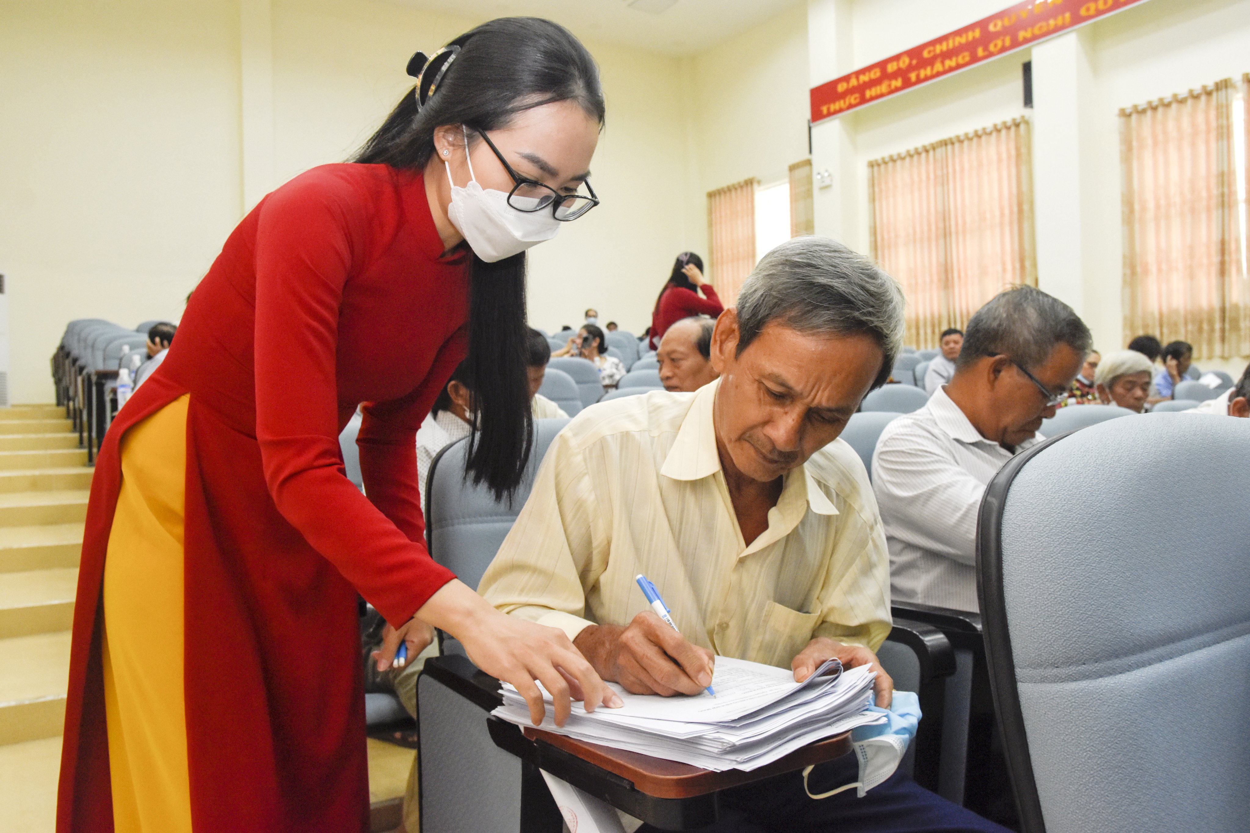 Nhân viên Chi nhánh Agribank Châu Đức hướng dẫn người dân cài đặt phần mềm E-Mobile Banking và ví điện tử trên điện thoại.