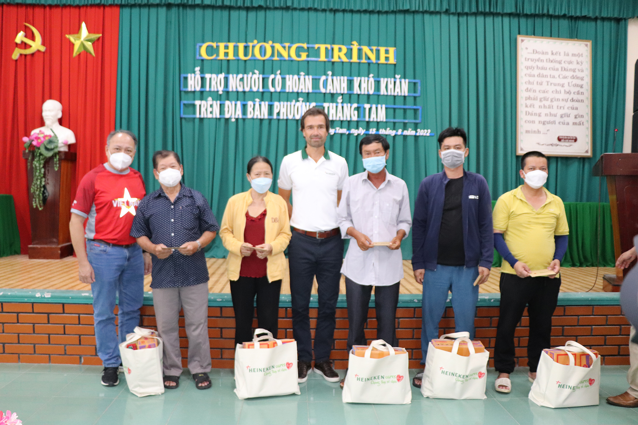 Đại diện Công ty Heineken Việt Nam trao quà tới hộ khó khăn tại phường Thắng Tam.