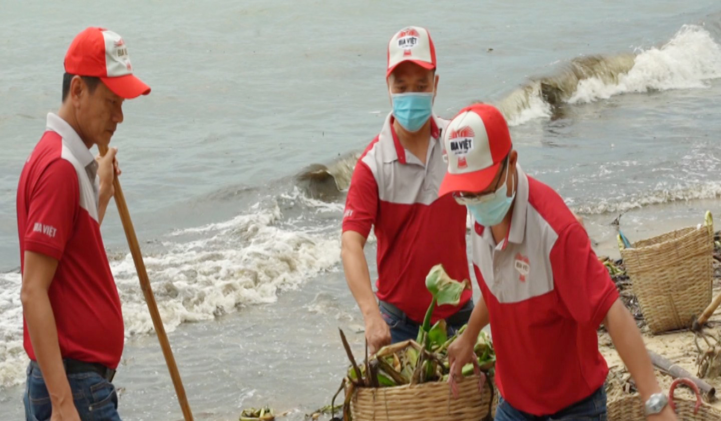 Các tình nguyện viên của Heineken Việt Nam tham gia dọn rác khu vực Bãi Trước.
