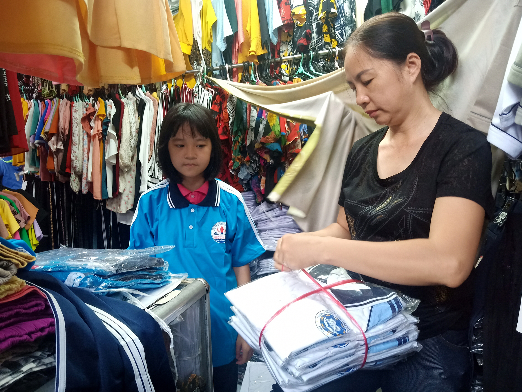 Người dân chọn mua đồng phục học sinh tại chợ Rạch Dừa, TP.Vũng Tàu