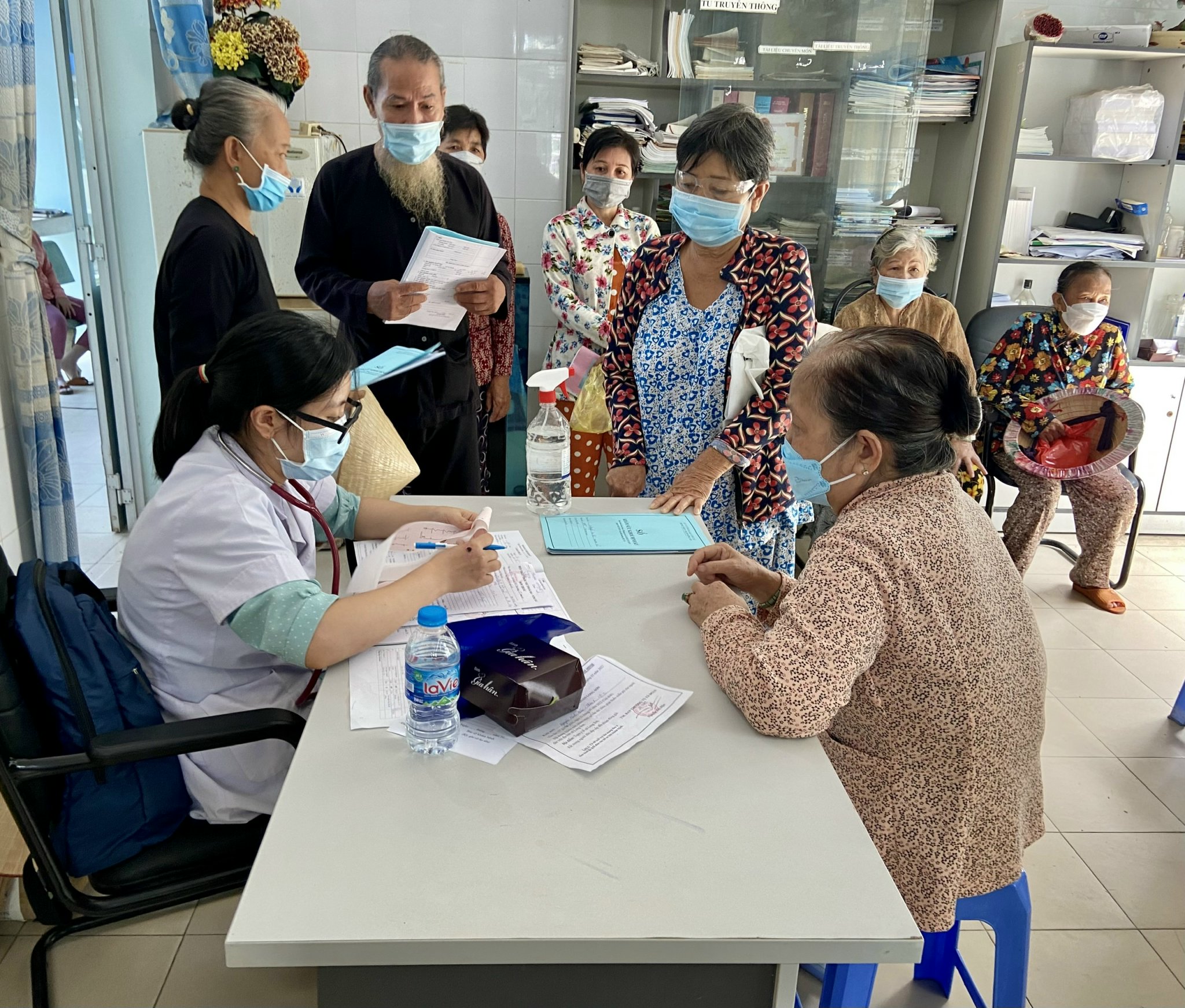 Các chuyên gia y tế khuyến cáo người dân cần thực hiện đeo khẩu trang khi đến những nơi đông người.
