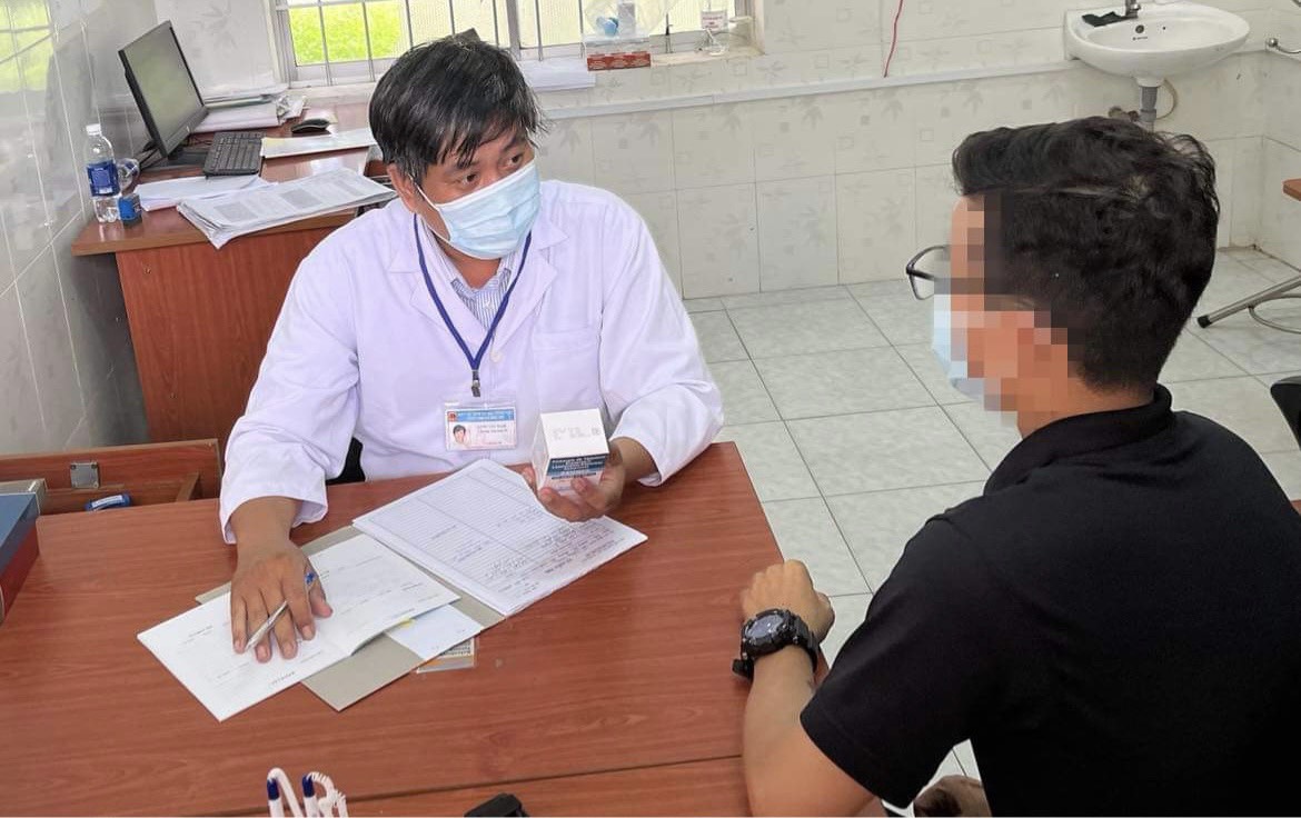 Bác sĩ Trung tâm Y tế TX. Phú Mỹ tư vấn cho người dân về điều trị dự phòng trước phơi nhiễm (PrEP).