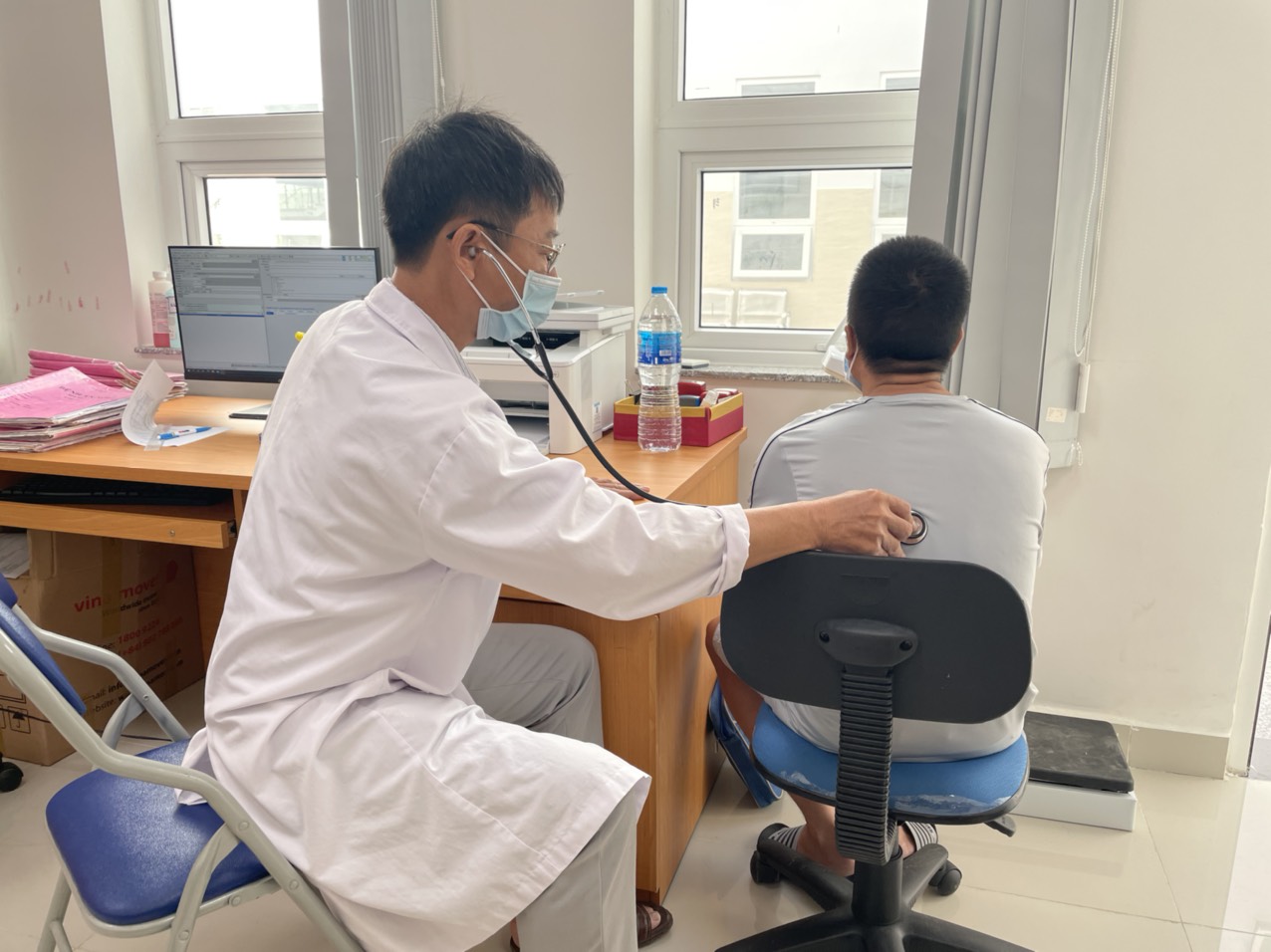 Bác sĩ Khoa Khám ngoại trú HIV/AIDS, Bệnh viện Vũng Tàu kiểm tra sức khỏe bệnh nhân.