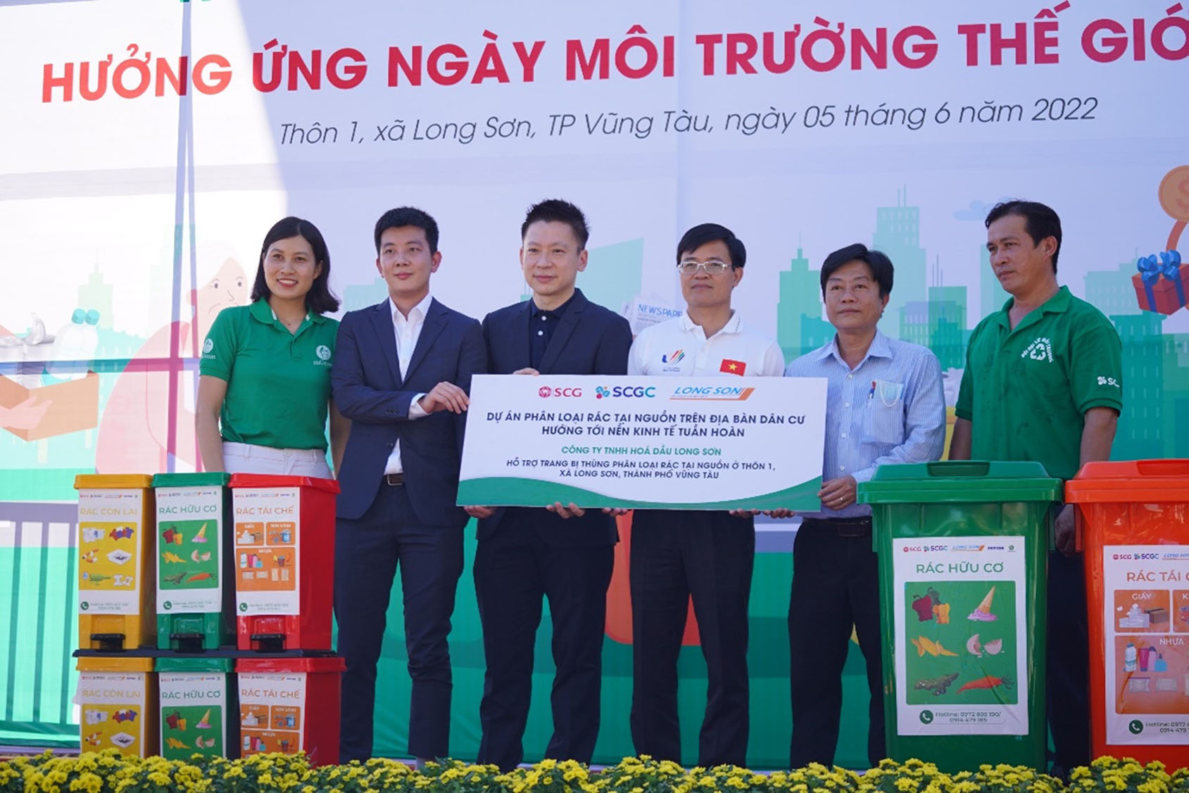 Các doanh nghiệp tặng thùng phân loại rác tại nguồn cho thôn 1, xã Long Sơn, TP. Vũng Tàu.