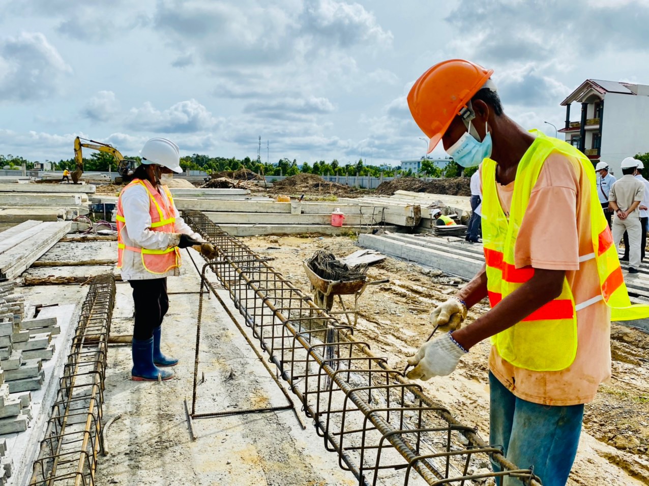 Công nhân làm việc trên công trường xây dựng Trường Tiểu học phường 11 (TP. Vũng Tàu),  một trong những dự án đầu tư công hiện  đang triển khai.