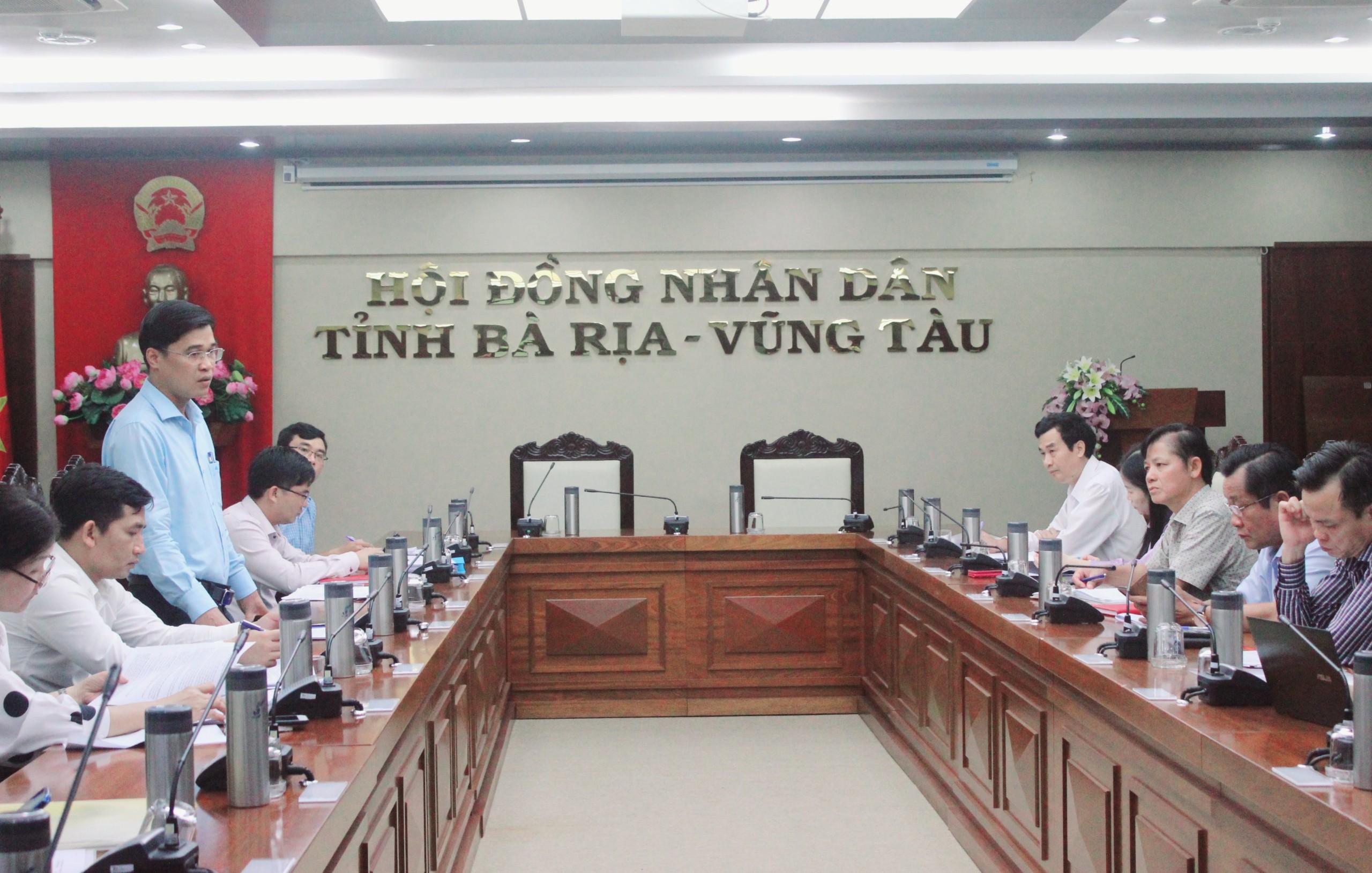 Ông Bùi Chí Tình, Phó trưởng Ban Văn hóa-Xã hội HĐND tỉnh phát biểu tại buổi làm việc với đại diện các địa phương về công tác chuẩn bị năm học mới.