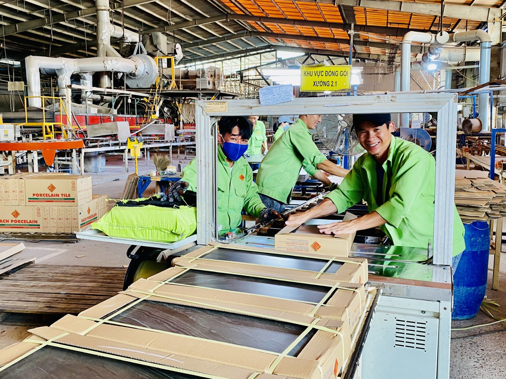 Một số khu vực trên địa bàn tỉnh vẫn bị người dân phản ánh tình trạng khí thải gây ô nhiễm môi trường. Đó là lý do vì sao, chỉ số đánh giá chất lượng không khí được người dân đánh giá thấp. Trong ảnh: Sản xuất gạch men tại Công ty TNHH Top Titile (KCN Mỹ Xuân A), một trong những DN từng bị người dân phản ánh xả thải gây ô nhiễm không khí.