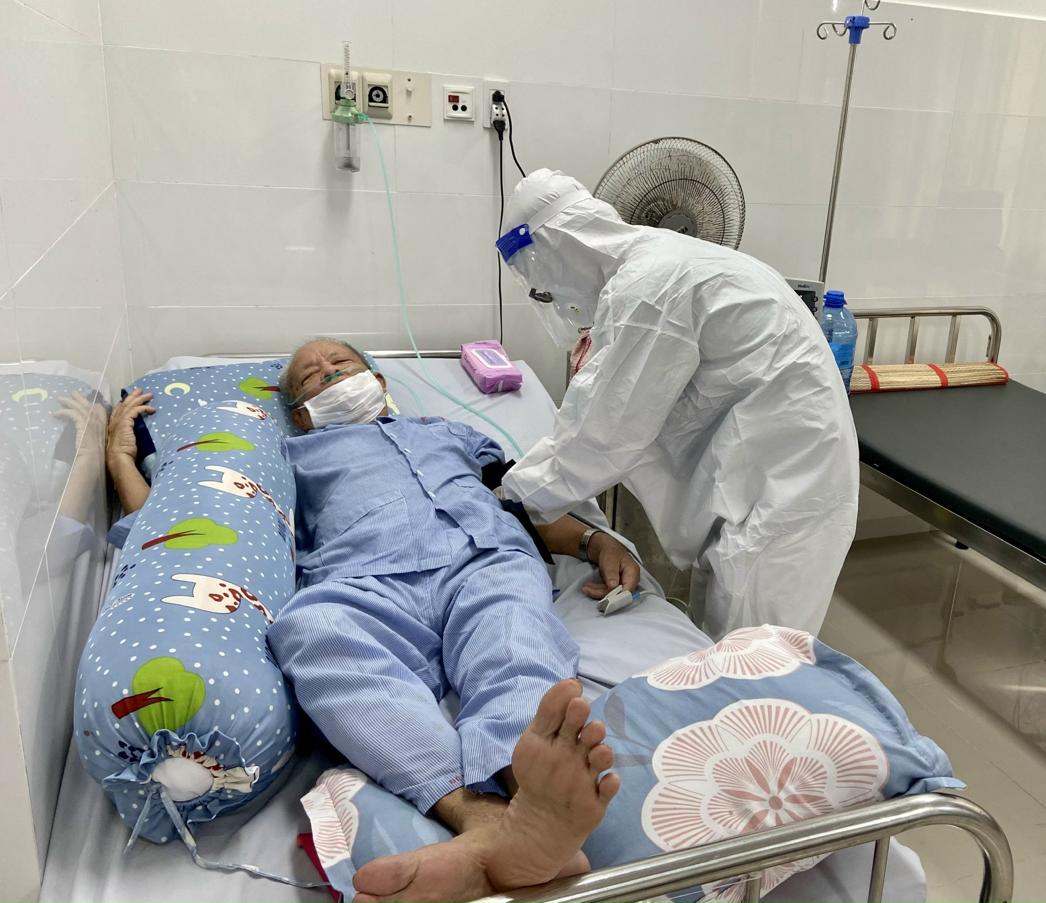 Bác sĩ Phạm Lương Tri (Bệnh viện Vũng Tàu) kiểm tra sức khỏe cho bệnh nhân COVID-19.