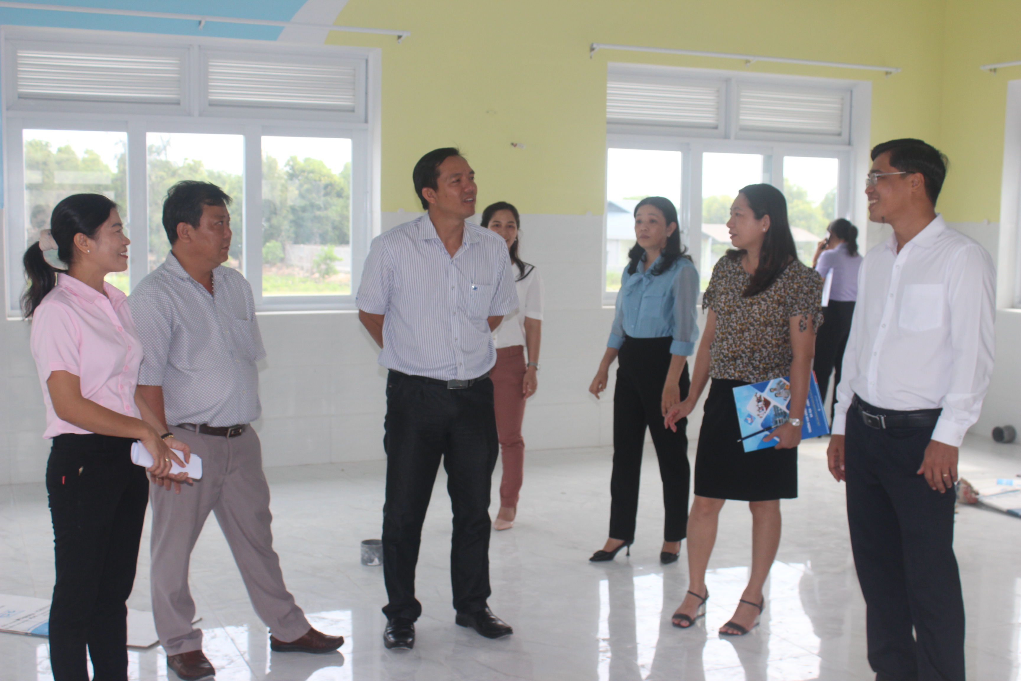 Huyện Đất Đỏ là một trong những địa phương đặc biệt quan tâm, chăm lo chuẩn bị cơ sở vật chất trường lớp. Trong ảnh: Đoàn của HĐND tỉnh do ông Bùi Chí Tình làm trưởng đoàn khảo sát các trường trên địa bàn huyện Đất Đỏ.