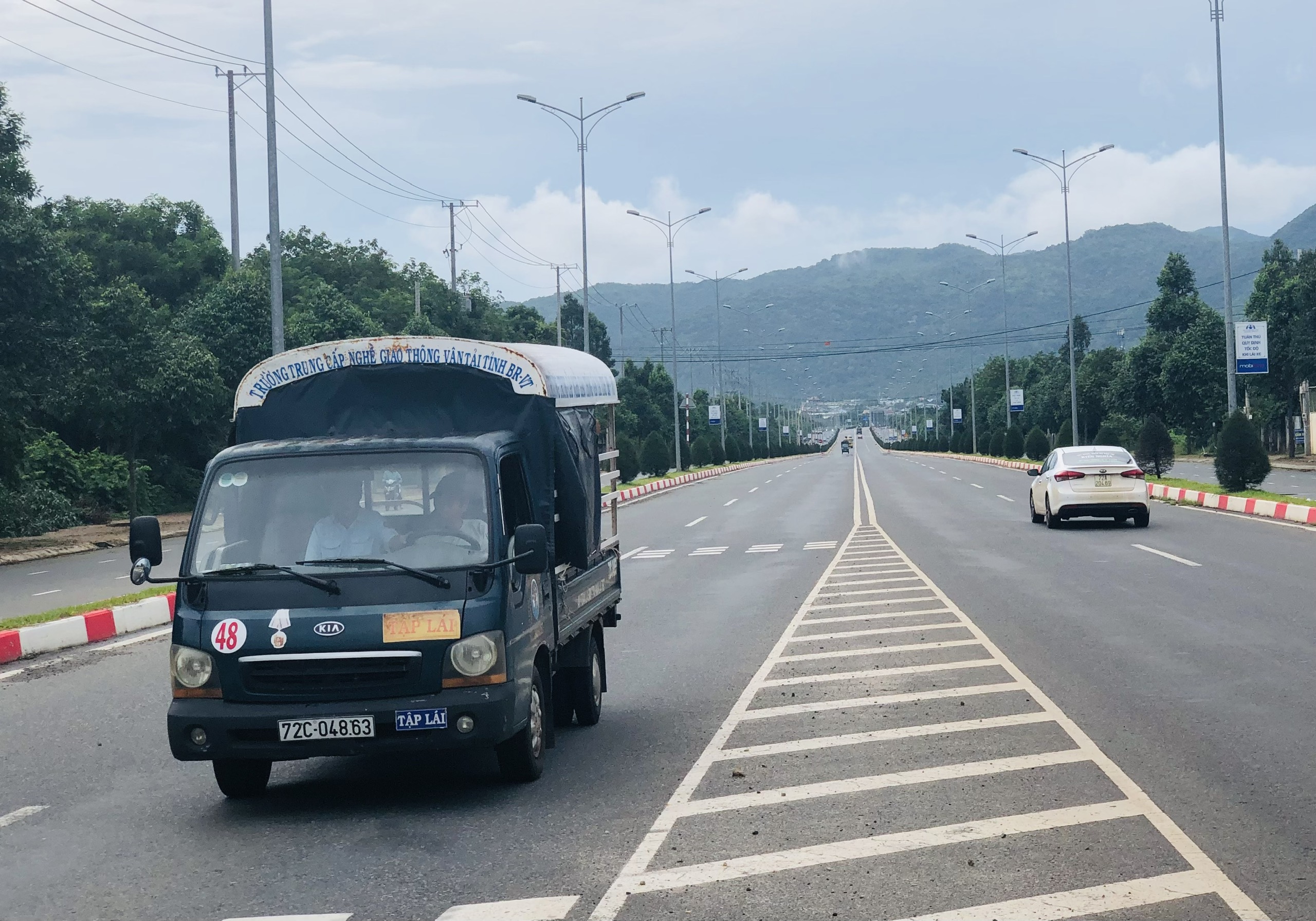 Lắp camera giám sát học thực hành lái xe trên đường, sẽ giúp học viên tăng kĩ năng lái xe và tăng tỉ lệ đậu trong kì thi sát hạch.