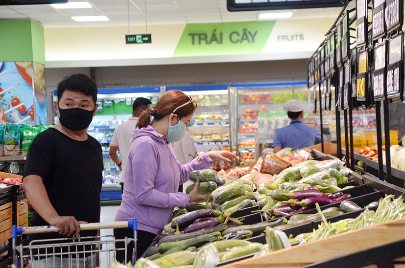 Giá xăng 5 lần liên tiếp giảm nhưng hàng hóa, thực phẩm vẫn ở mức cao. Trong ảnh: Người dân mua sắm tại Co.op Mart Vũng Tàu.
