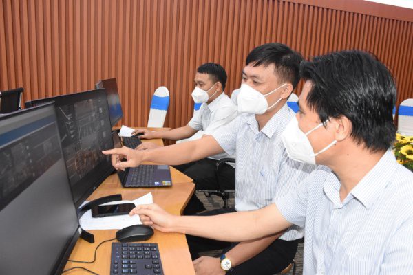 Nhân viên xử lý dữ liệu tại IOC tỉnh.