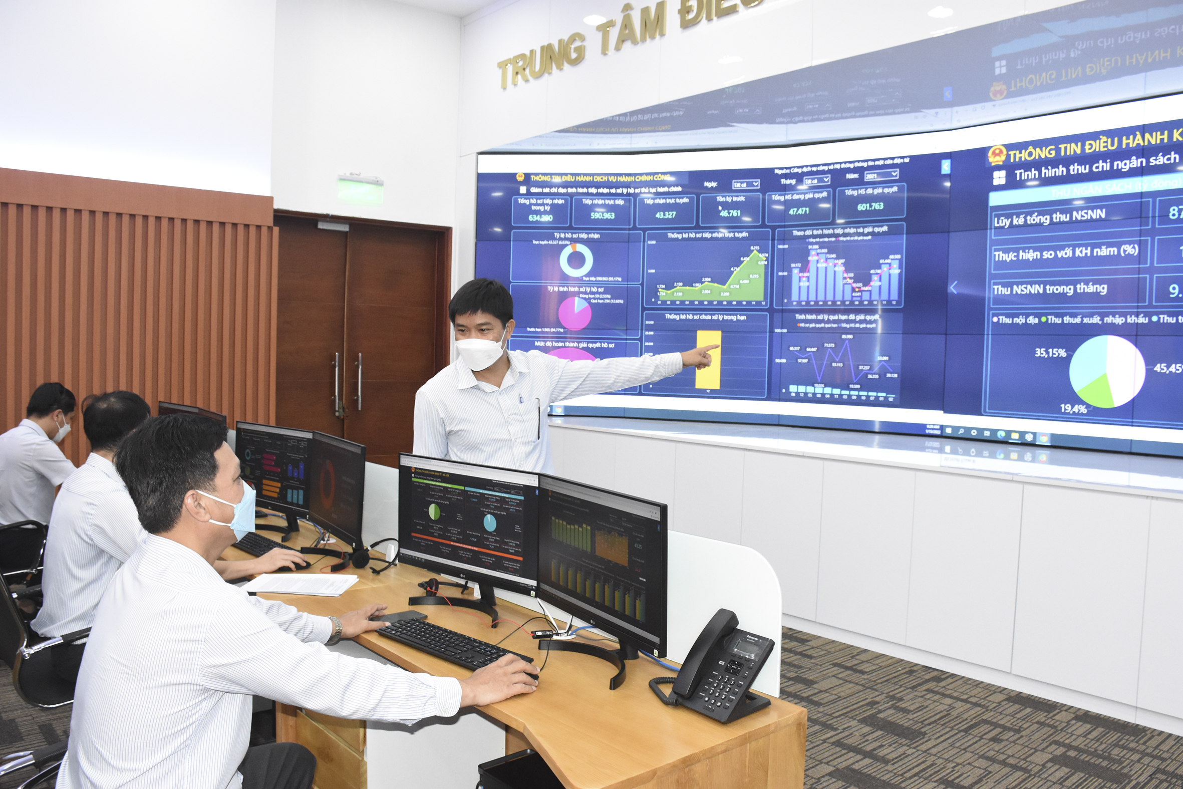 Lãnh đạo và nhân viên IOC tỉnh xử lý thông tin số hóa của các ngành về IOC tỉnh.