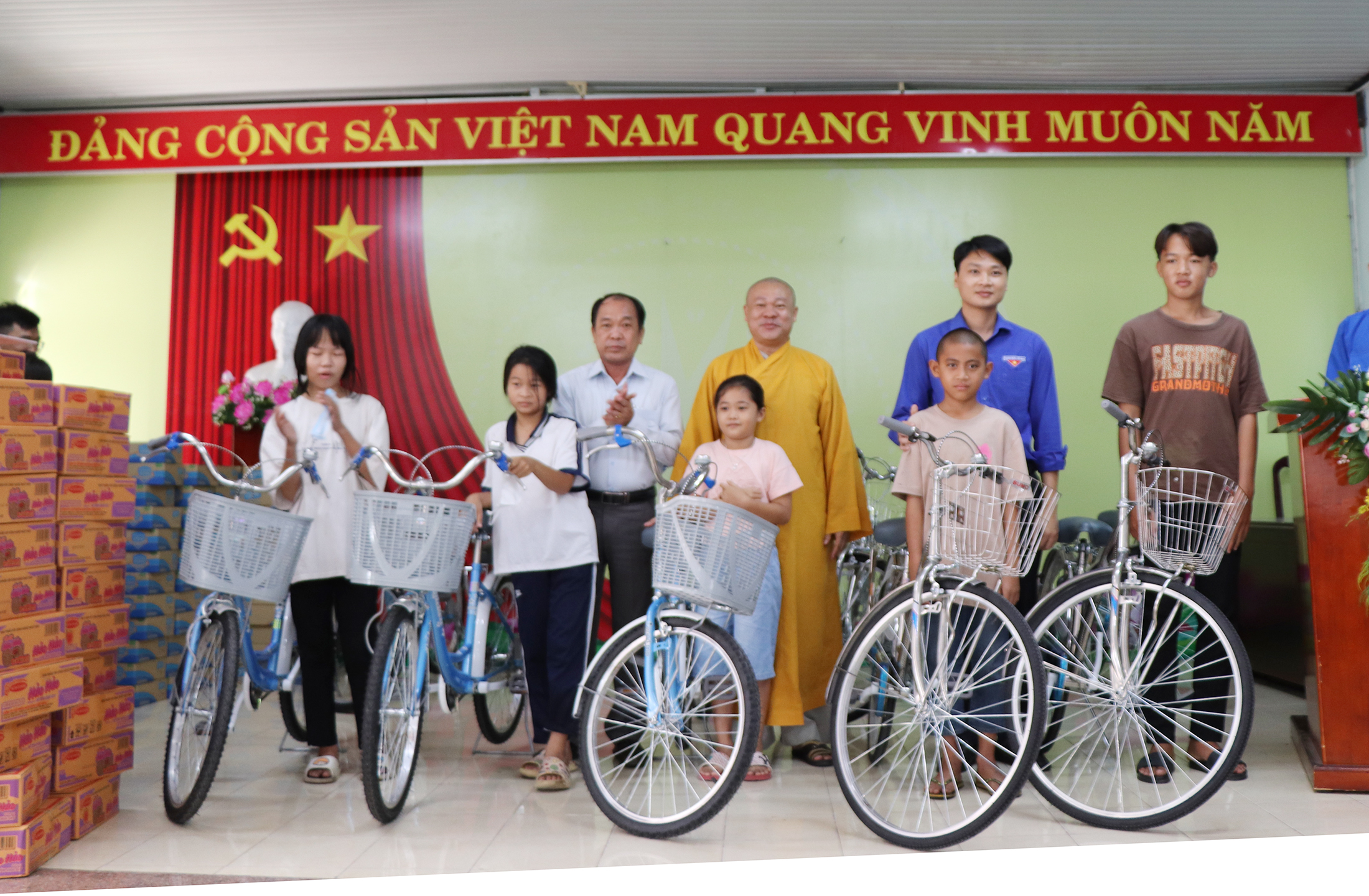 Thượng tọa Thích Nguyên Thái, Trưởng Ban trị sự Giáo hội Phật giáo Việt Nam TX.Phú Mỹ, quản lý Tịnh thất Bồng Lai và lãnh đạo địa phương trao xe đạp cho các em.
