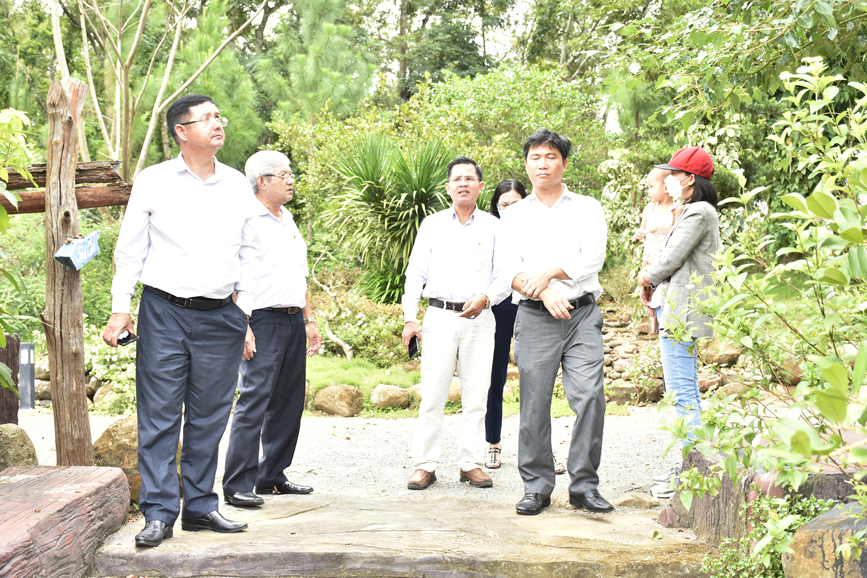 Đại diện Sở Du lịch và Phòng VH-TT huyện Châu Đức khảo sát dịch vụ và hướng dẫn thủ tục kinh doanh lưu trú tại Suối Rao Forest.