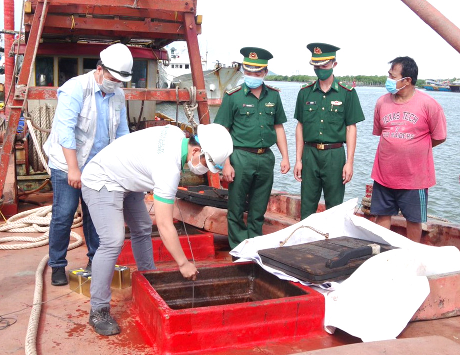 Biên đội II/2022 của Hải đoàn Biên phòng 18 bắt giữ tàu TG 90187 TS vận chuyển 30.000 lít dầu D.O trái phép.