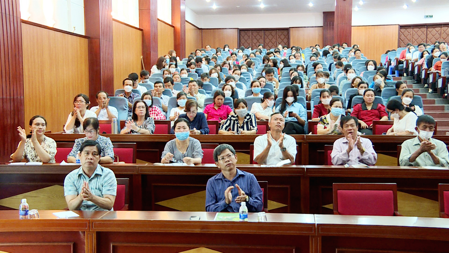 Các cán bộ quản lý, giáo viên huyện Đất Đỏ tham gia lớp bồi dưỡng lý luận chính trị hè.