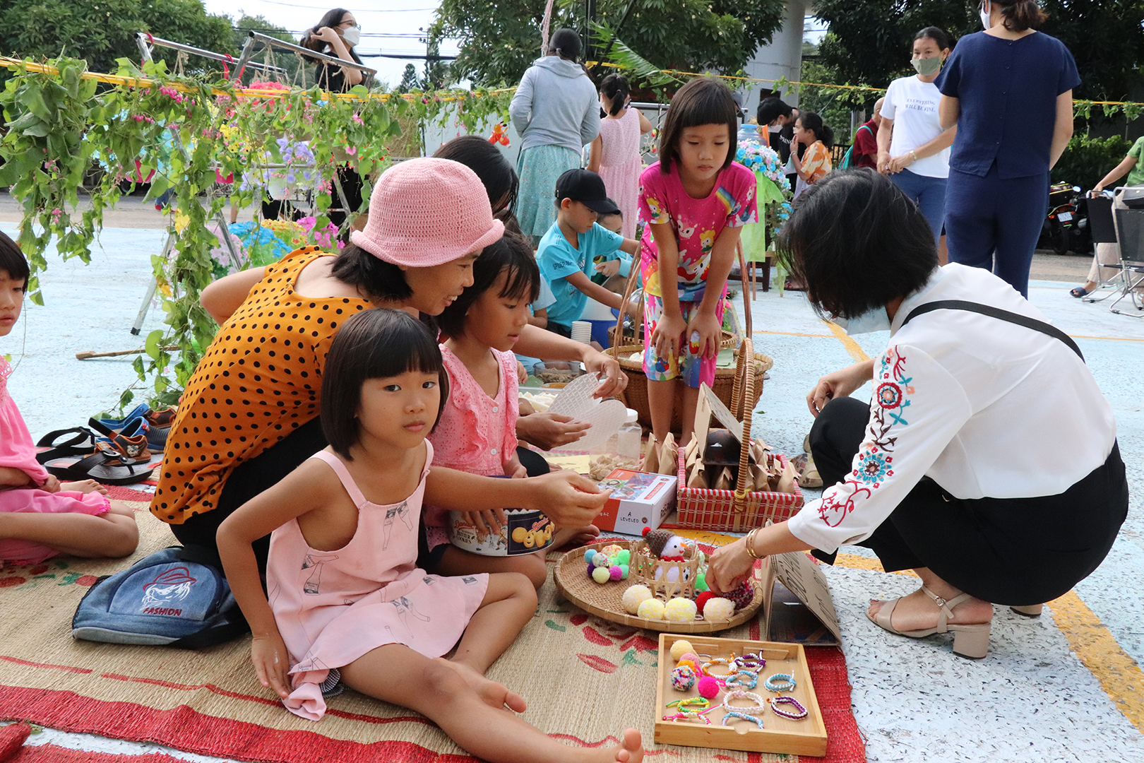 Các sản phẩm handmade tại phiên chợ khiến người mua thích thú.