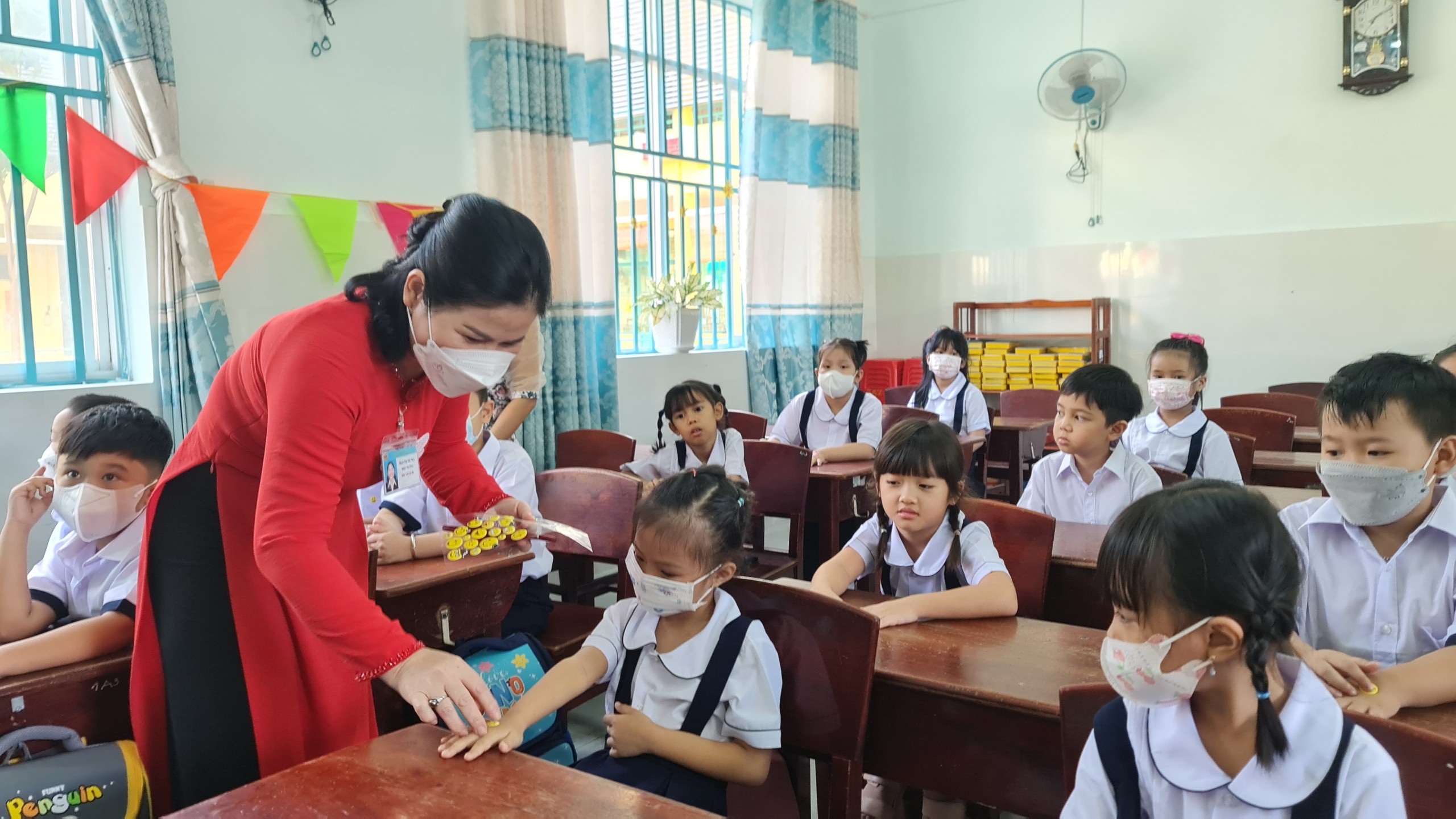 Cô Phan Thị Thu Nga, Hiệu trưởng Trường TH Lê Thành Duy (TP. Bà Rịa) tặng những sticker dễ thương cho các em học sinh lớp 1 trong ngày tựu trường.