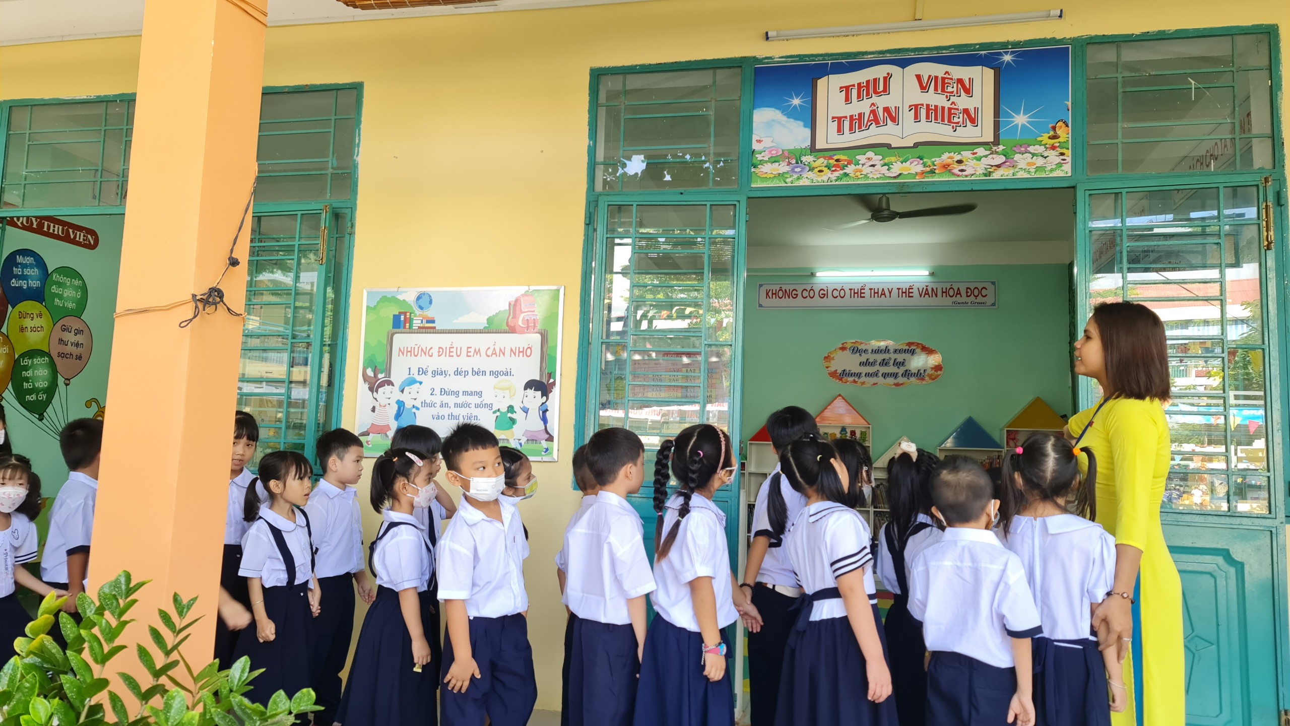 Học sinh lớp 1 Trường TH Lê Thành Duy thăm quan ngôi trường mới.