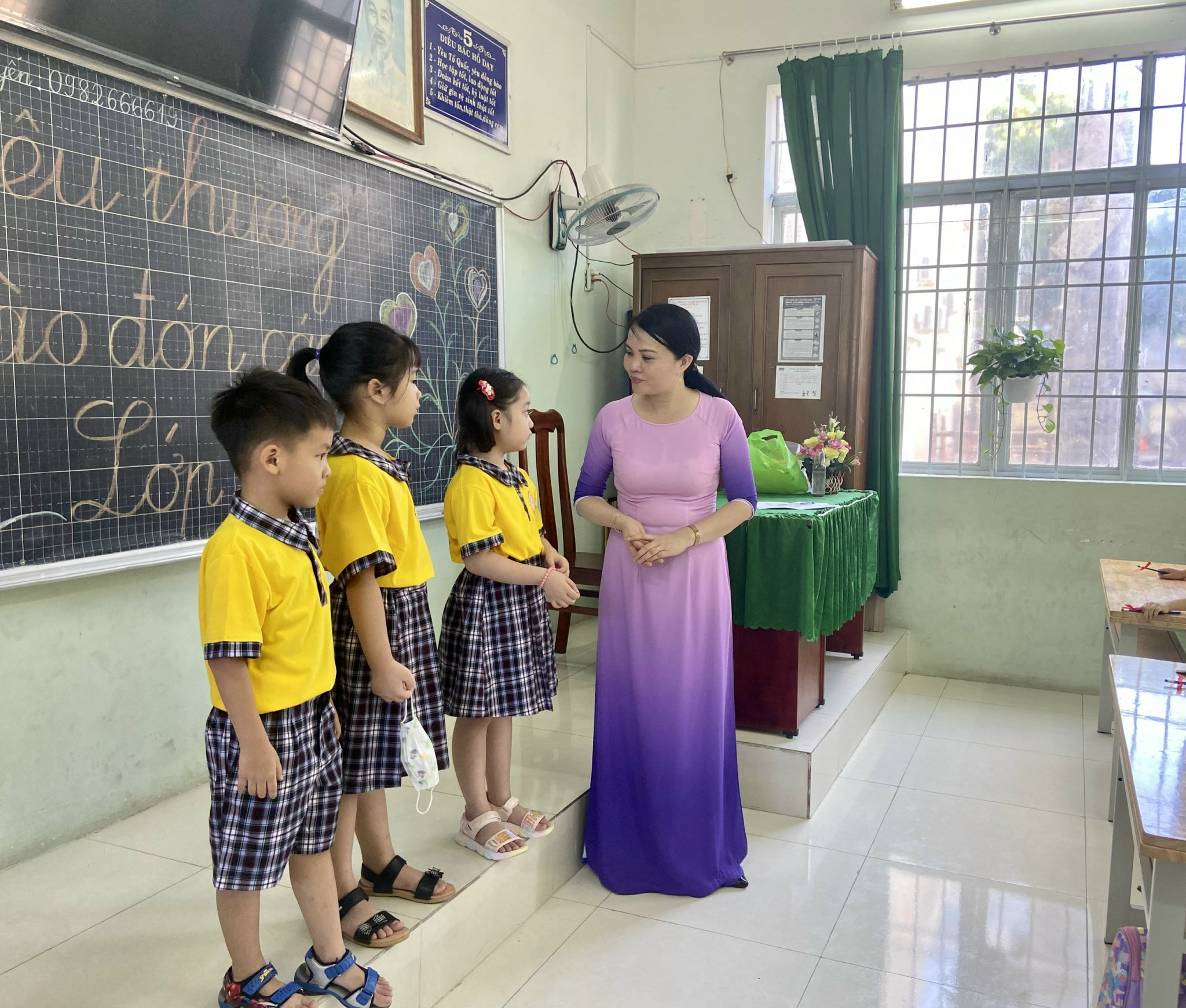 Học sinh Trường TH Quang Trung (TP. Vũng Tàu) làm quen với bạn bè, cô giáo.