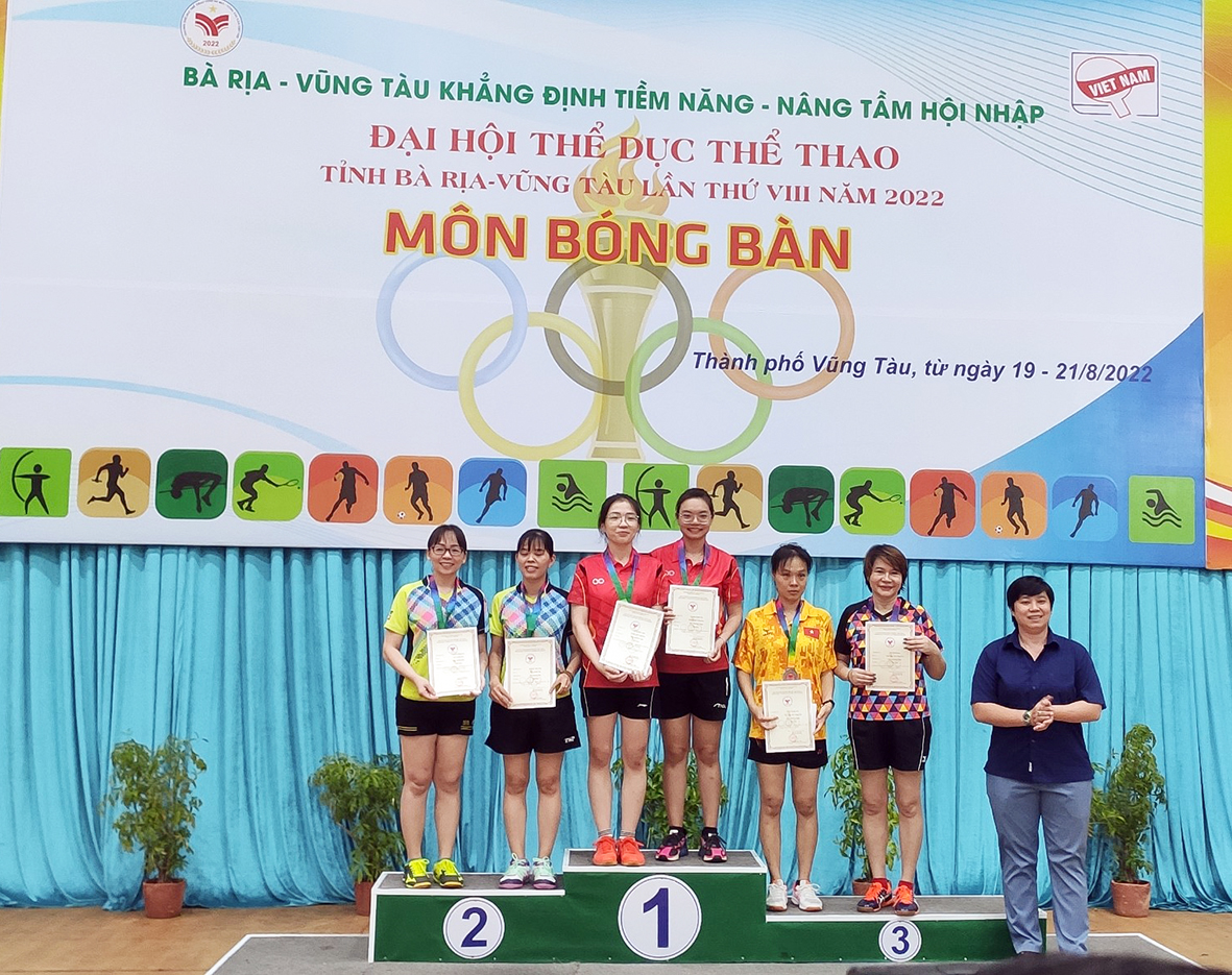 Ban tổ chức trao huy chương cho các VĐV đạt thành tích cao ở nội dung đôi nữ.