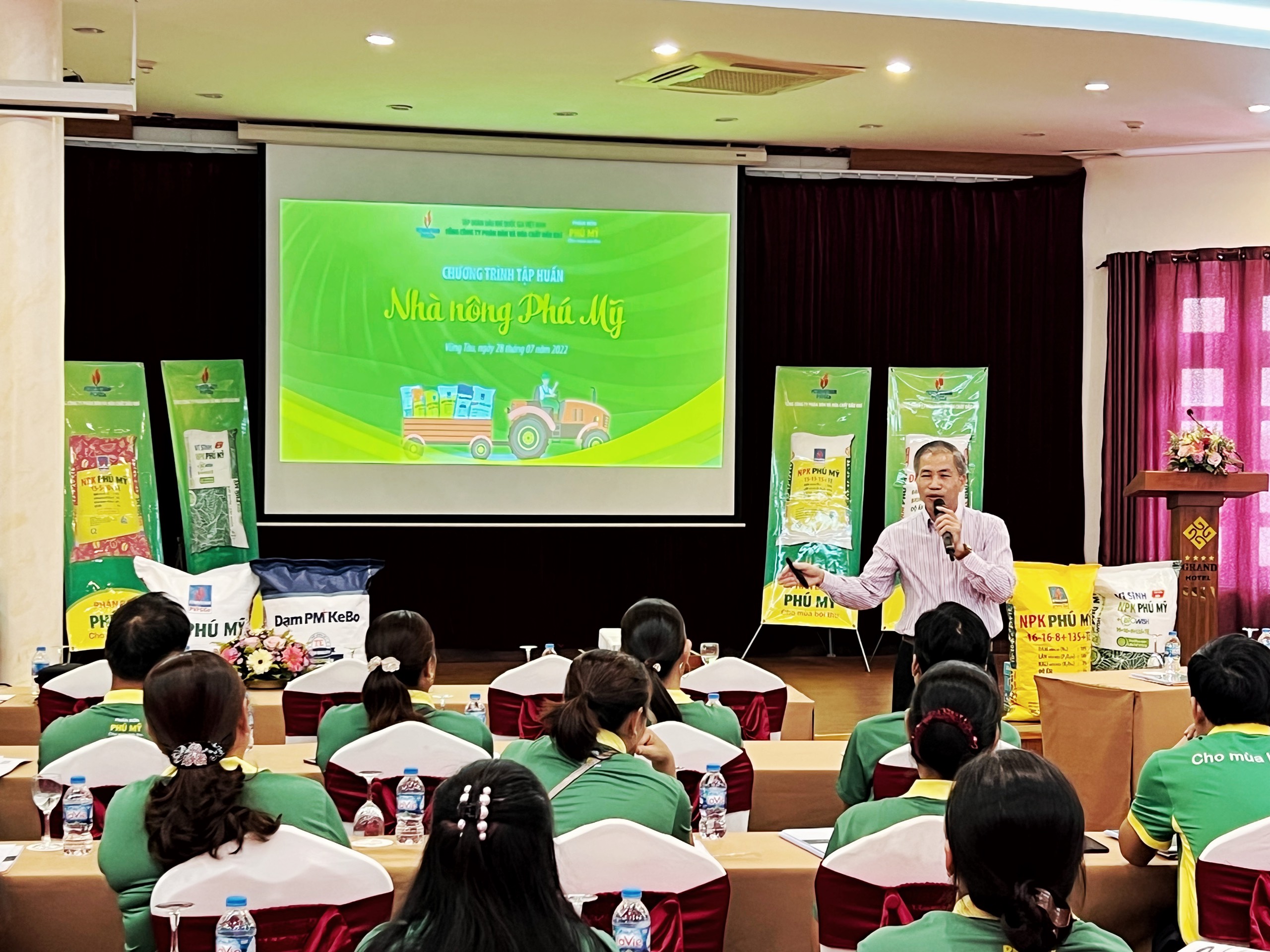 Khách hàng nghe chuyên gia nông nghiệp chia sẻ về kỹ thuật sử dụng phân bón Phú Mỹ đúng cách, hiệu quả, tiết kiệm trên các loại cây trồng.