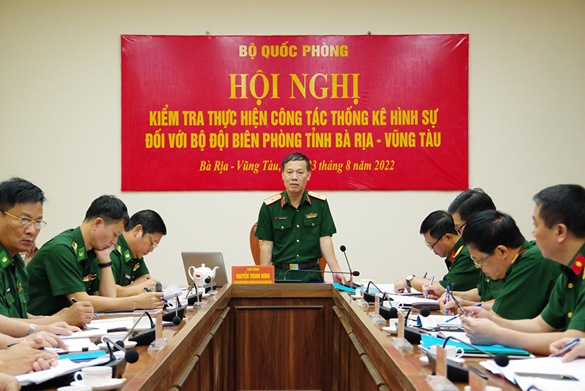 Thiếu tướng Nguyễn Trung Hưng, Phó Viện trưởng Viện Kiểm sát Quân sự Trung ương phát biểu tại buổi làm việc.