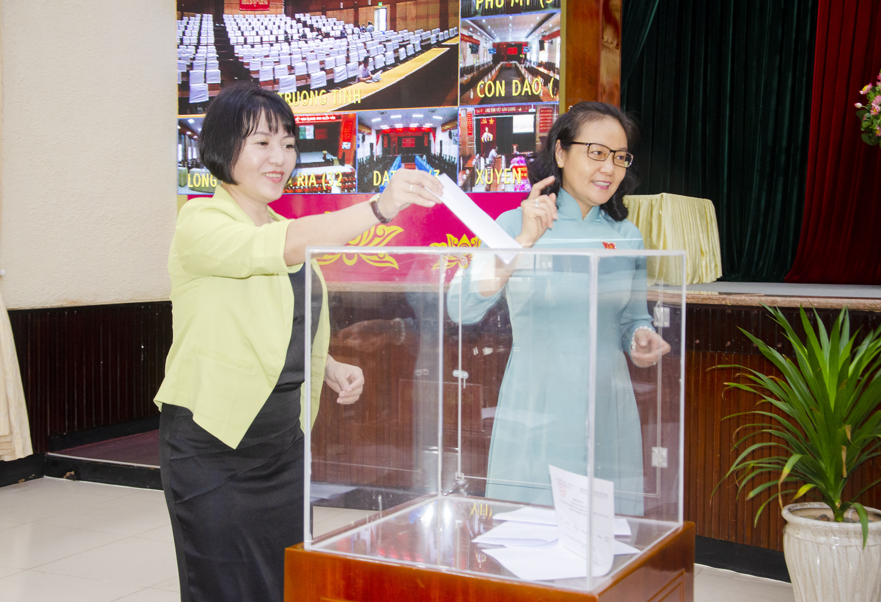Các Ủy viên Ban Chấp hành Đảng bộ TP.Vũng Tàu nhiệm kỳ 2020-2025 tiến hành bầu cử chức danh Ủy viên chuyên trách Ủy ban Kiểm tra Thành ủy Vũng Tàu khóa VII, nhiệm kỳ 2020-2025 đối với bà Quách Thị Thanh Hương, Phó Chánh Văn phòng Thành ủy Vũng Tàu.