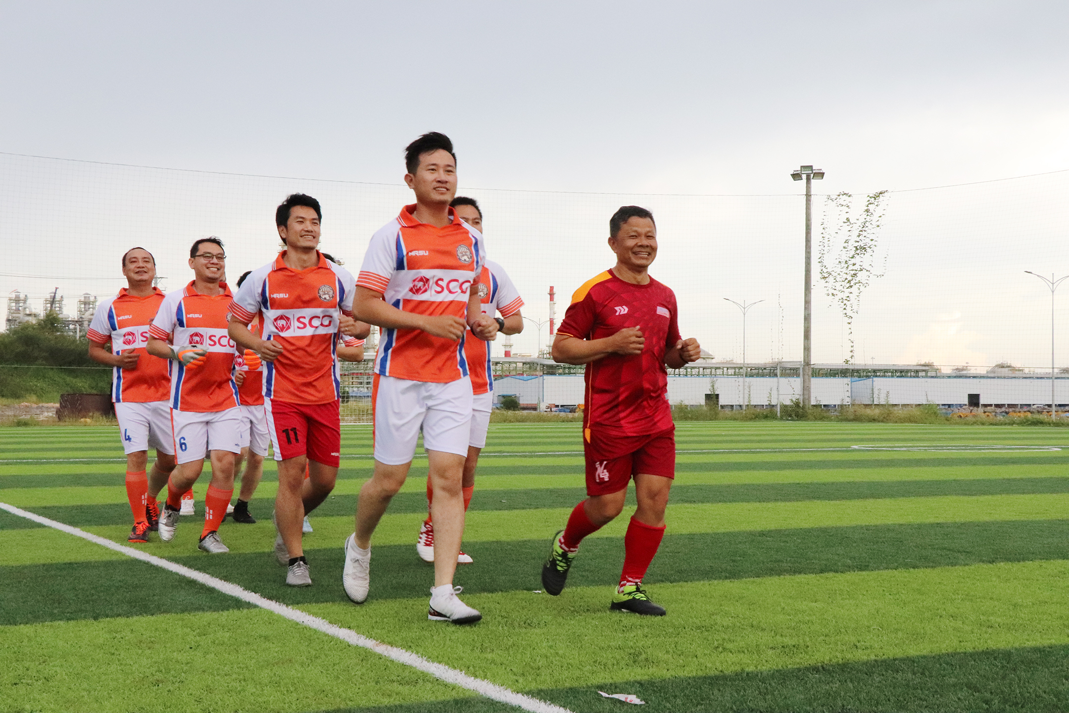 Người lao động Công ty TNHH Hóa dầu Long Sơn rèn luyện thể lực, sẵn sàng dự Giải Việt dã Báo Bà Rịa-Vũng Tàu lần thứ 23. 
