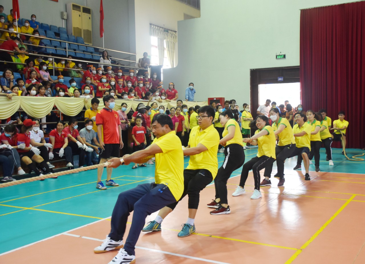 Các đội tranh tài ở môn kéo co.