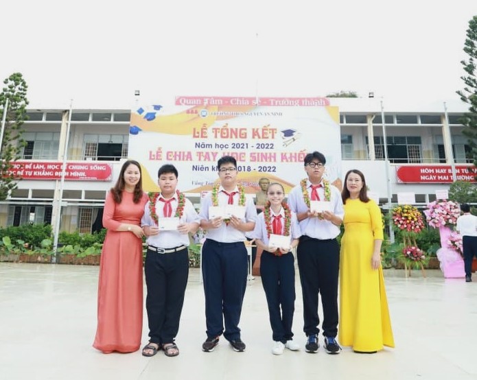 Theo bà Nguyễn Thị Lan Hương, Trưởng phòng GD-ĐT TP. Vũng Tàu, những năm qua, nhờ thực hiện tuyển sinh lớp 6 nguồn, Trường THCS Nguyễn An Ninh đã tạo được nguồn HS chất lượng cho giáo dục mũi nhọn. Trong ảnh: HS Trường THCS Nguyễn An Ninh đạt thành tích cao trong các cuộc thi cấp thành phố, cấp tỉnh và quốc gia.