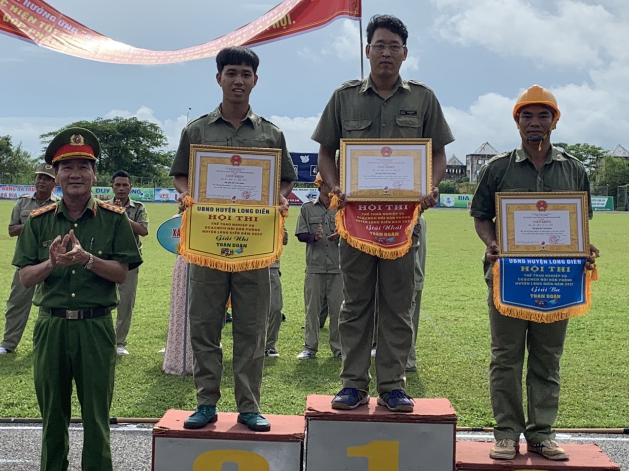 Đại tá Phạm Văn Tứ, Phó Trưởng Công an huyện Long Điền trao giải Nhất, Nhì, Ba toàn đoàn cho các đơn vị dự thi.