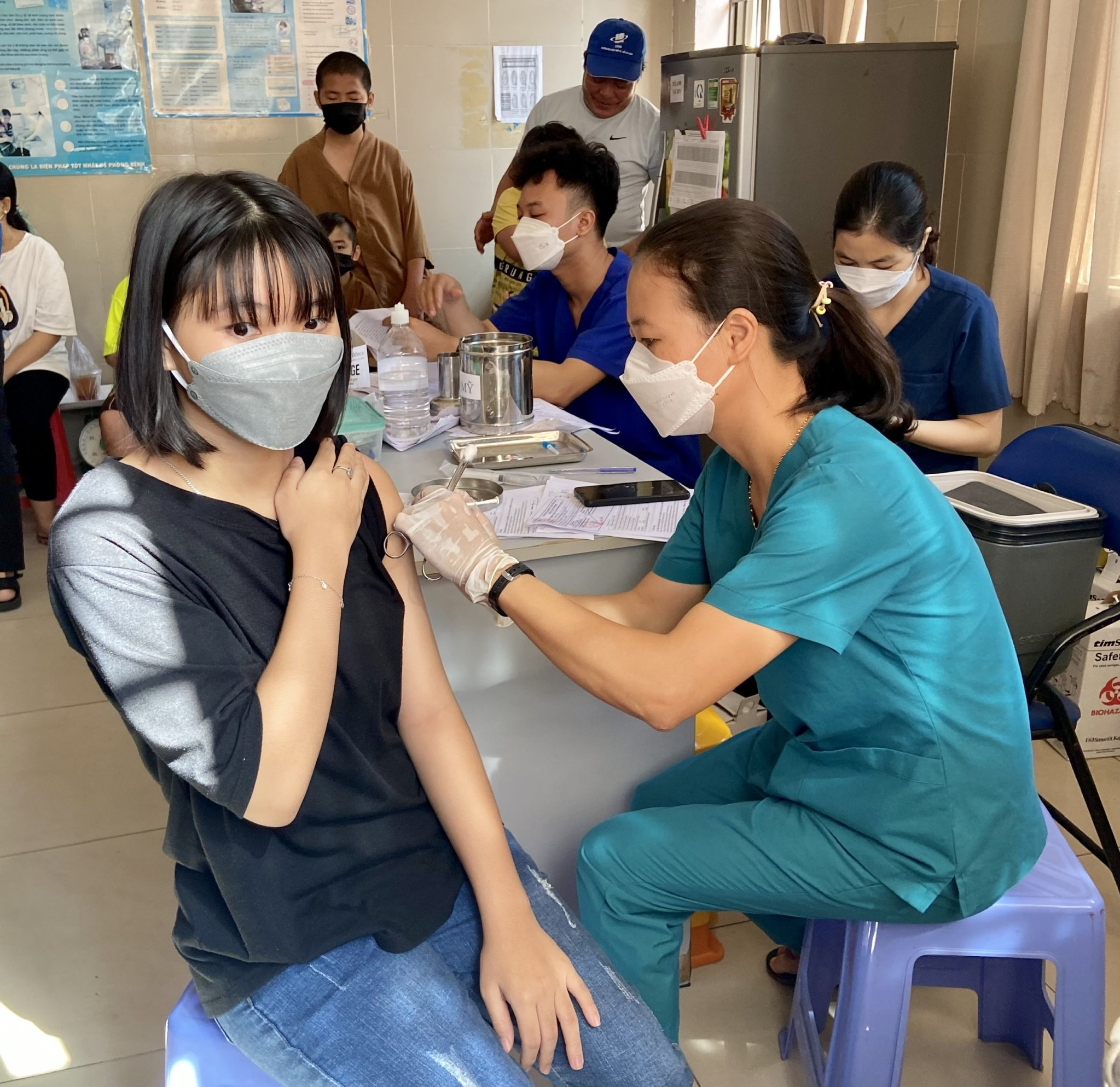 Nhân viên y tế phường Phú Mỹ (TX.Phú Mỹ) tiêm mũi 4 vắc xin phòng COVID-19 cho người dân.