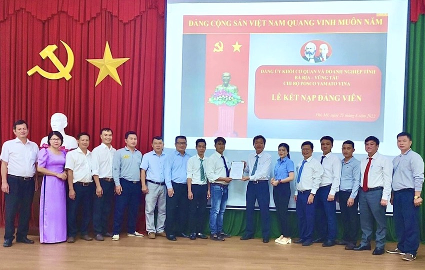 Đại diện Chi bộ Công ty Thép Posco Yamato Vina trao Quyết định kết nạp đảng viên mới cho ông Bùi Văn Hoằng.