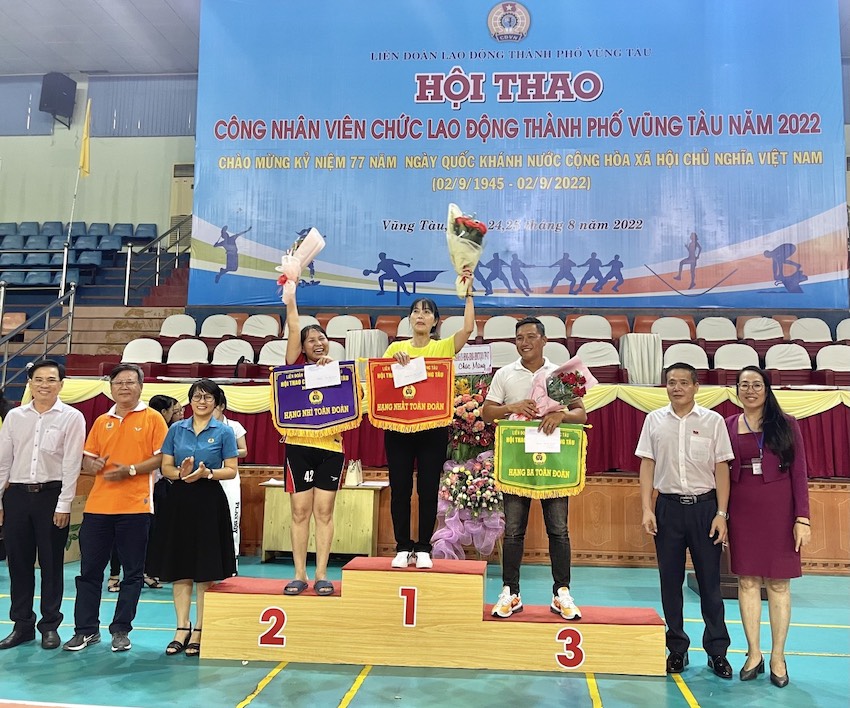 Ban Tổ chức trao giải Nhất, Nhì, Ba toàn Đoàn cho các đội thi.