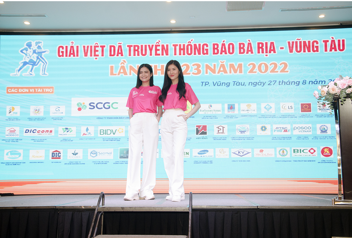 Người mẫu giới thiệu áo tình nguyện viên phục vụ giải. 
