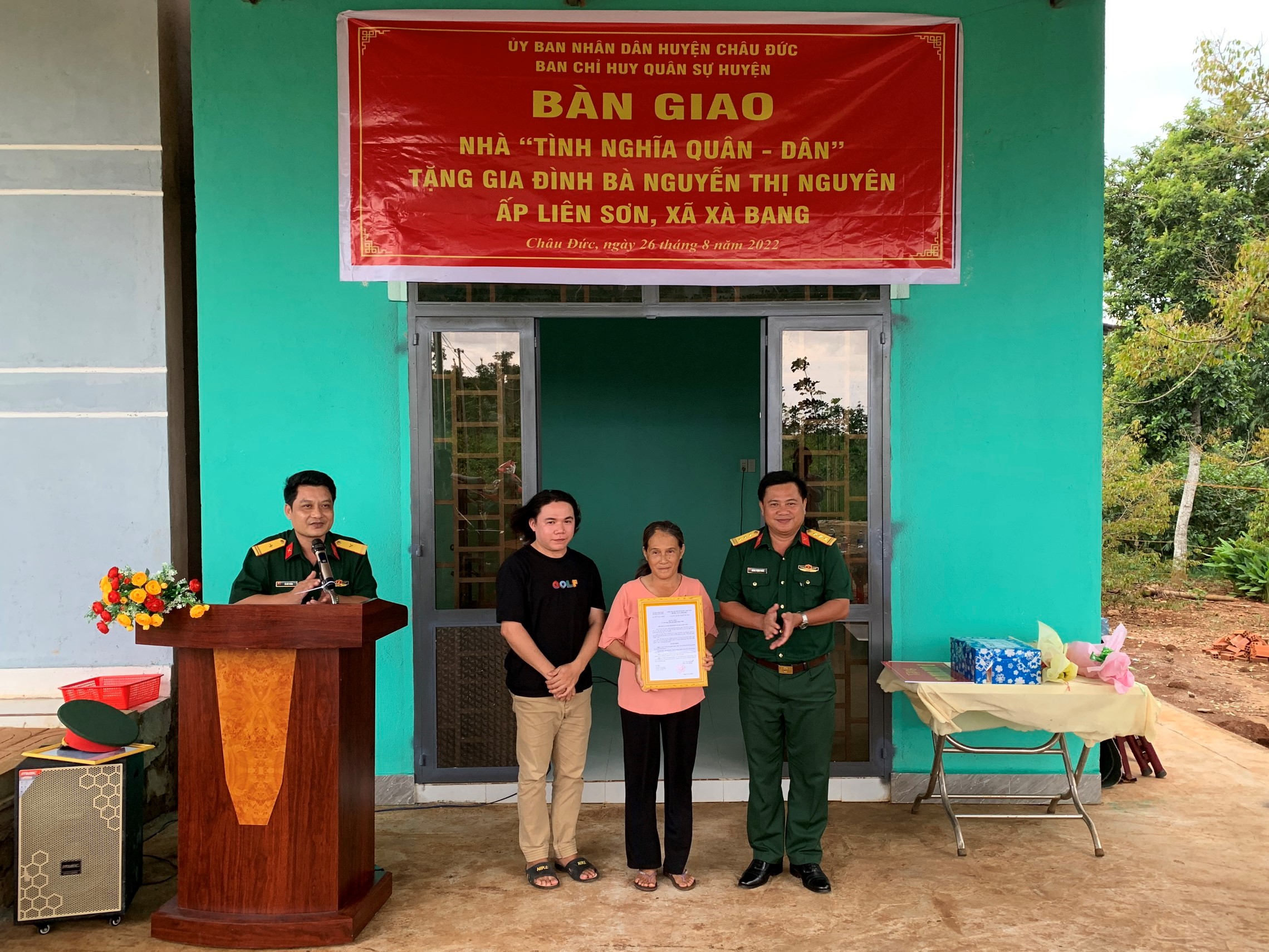 Thượng tá Hoàng Trọng Phước, Chỉ huy trưởng Ban CHQS huyện Châu Đức trao Quyết định bàn giao nhà “Tình nghĩa Quân-Dân