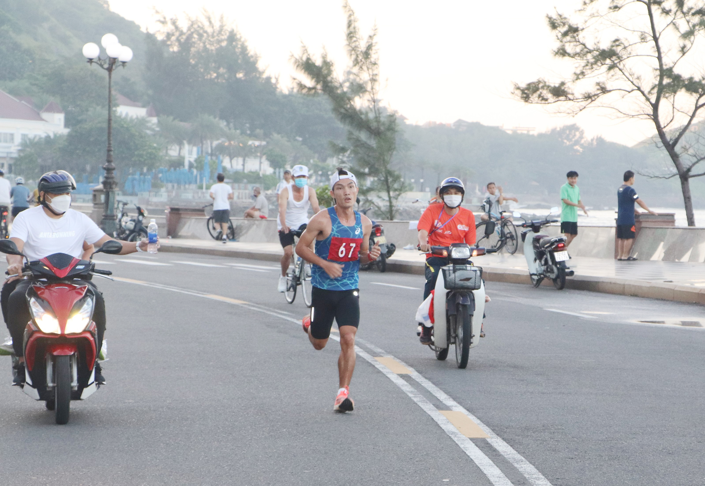 VĐV Hoàng Nguyên Thanh (số đeo 67, Bình Dương) trên đường chạy 10km nam.